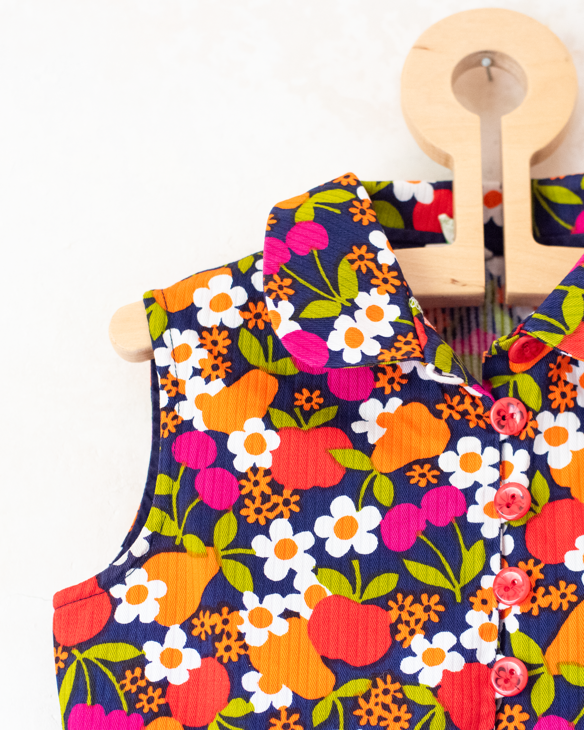 Seventies floral dress with apples and pears | 3-4 years