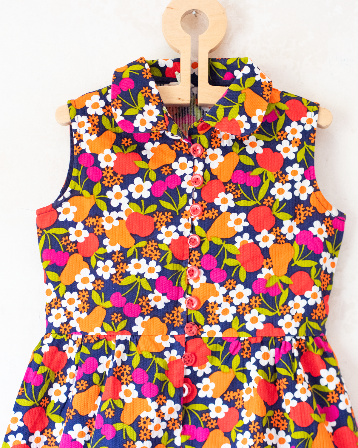 Seventies floral dress with apples and pears | 3-4 years