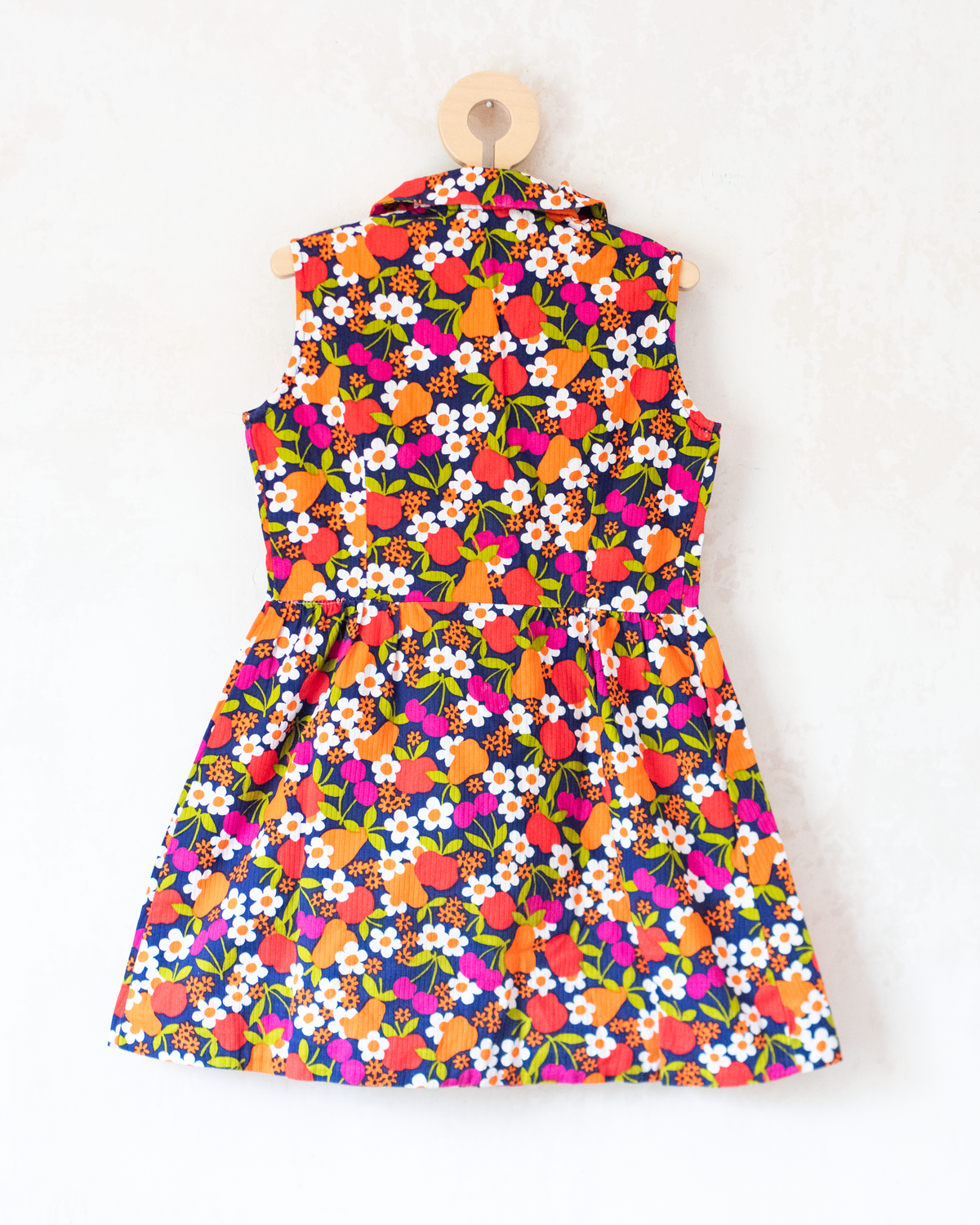 Seventies floral dress with apples and pears | 3-4 years
