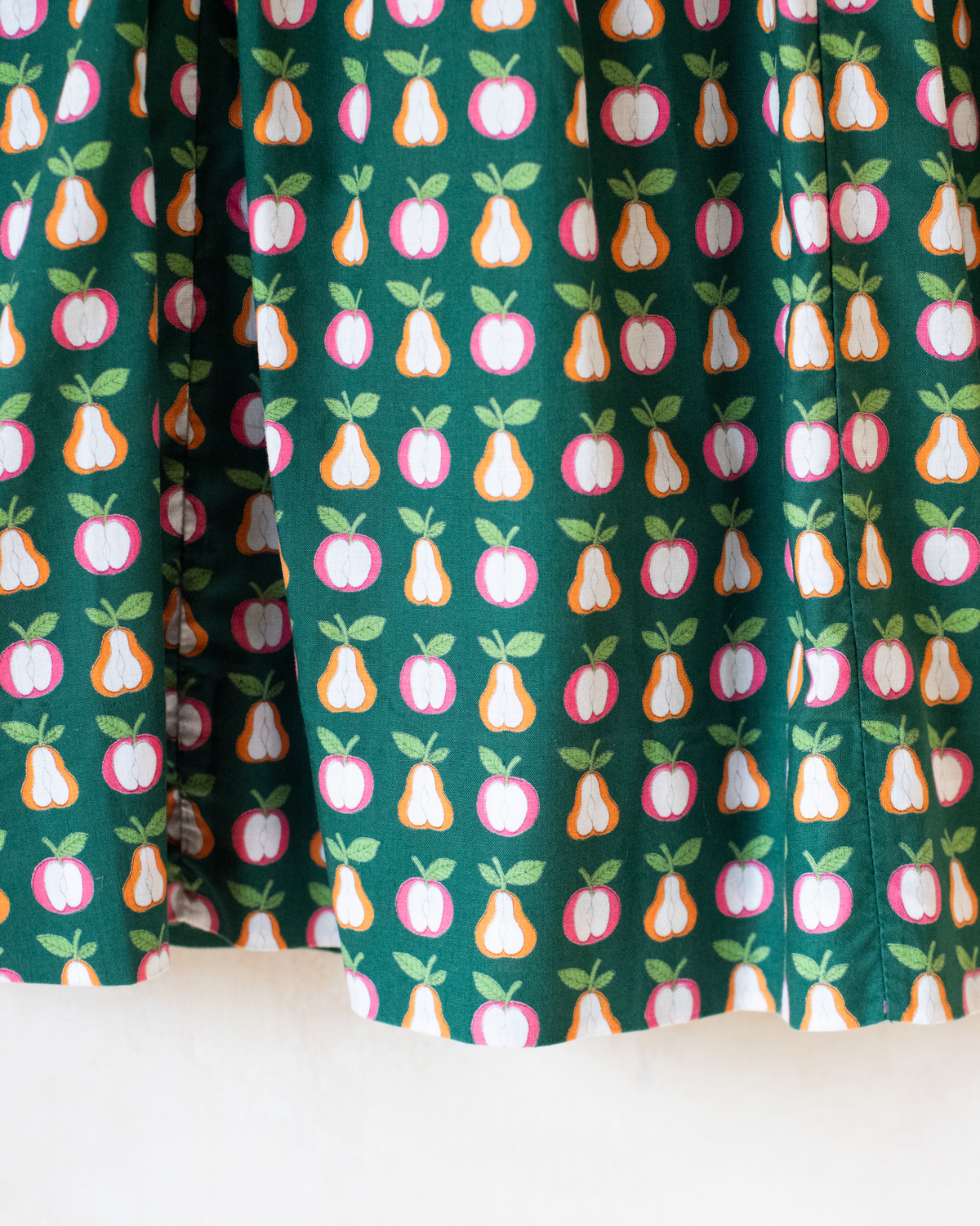 Green dress with apples and pears | 7-8 years