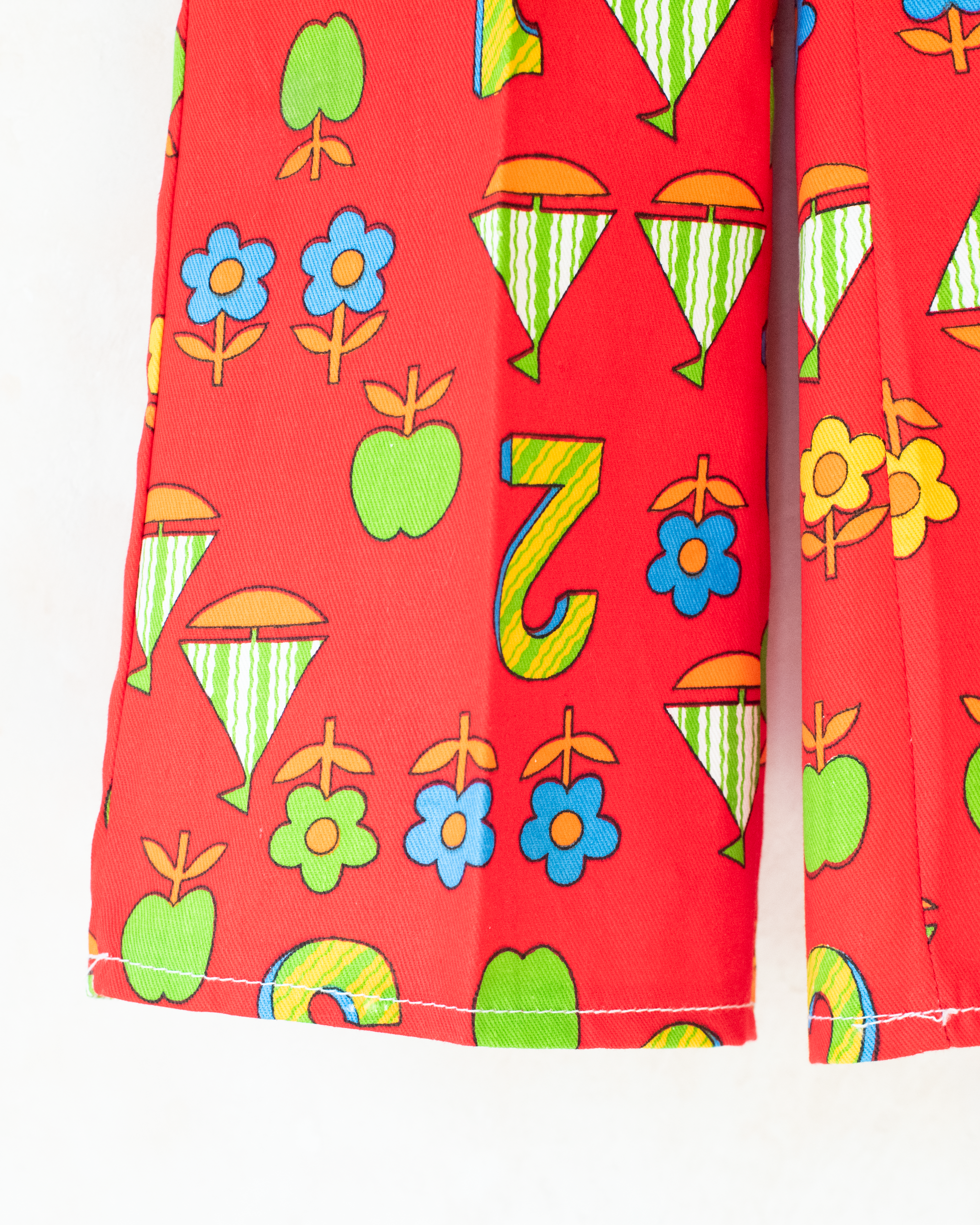 מכנסיים אדומים עם הדפסים צבעוניים | 4-5 שנים
