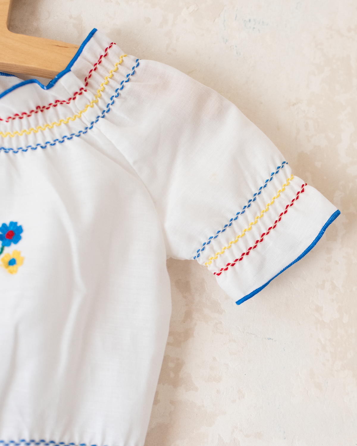 White crop top with embroidery and flowers | 2-3 years