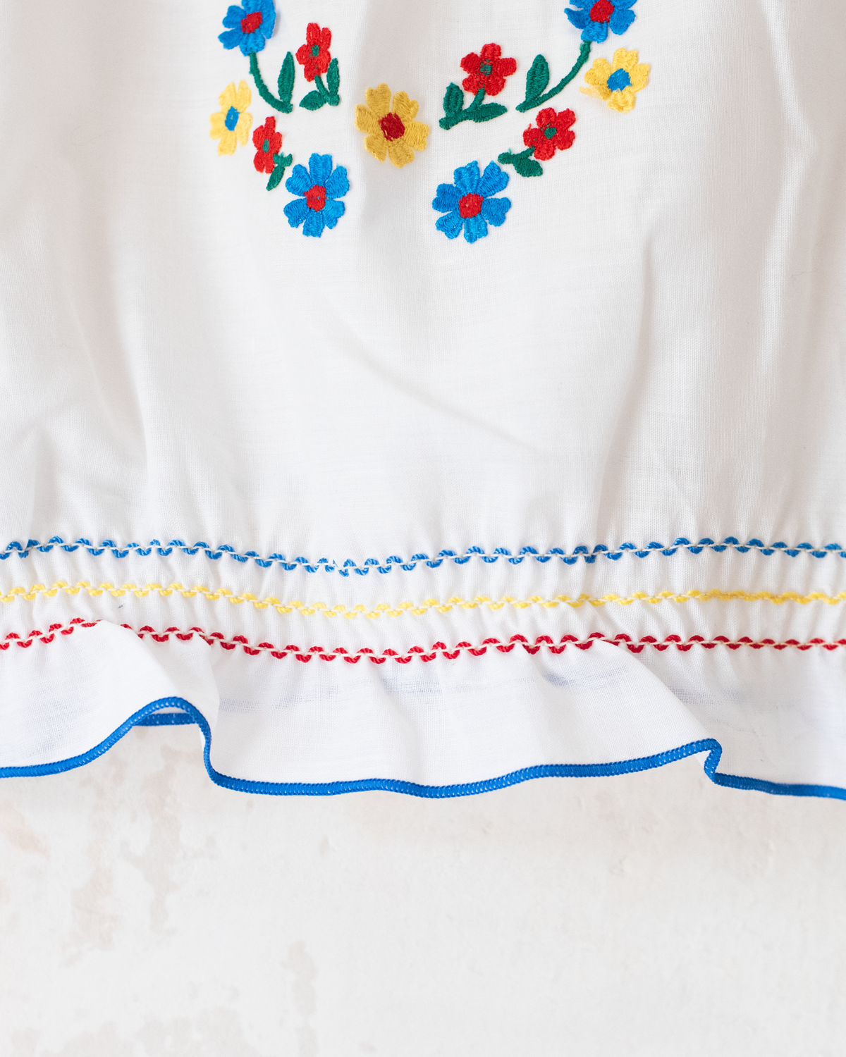 White crop top with embroidery and flowers | 2-3 years