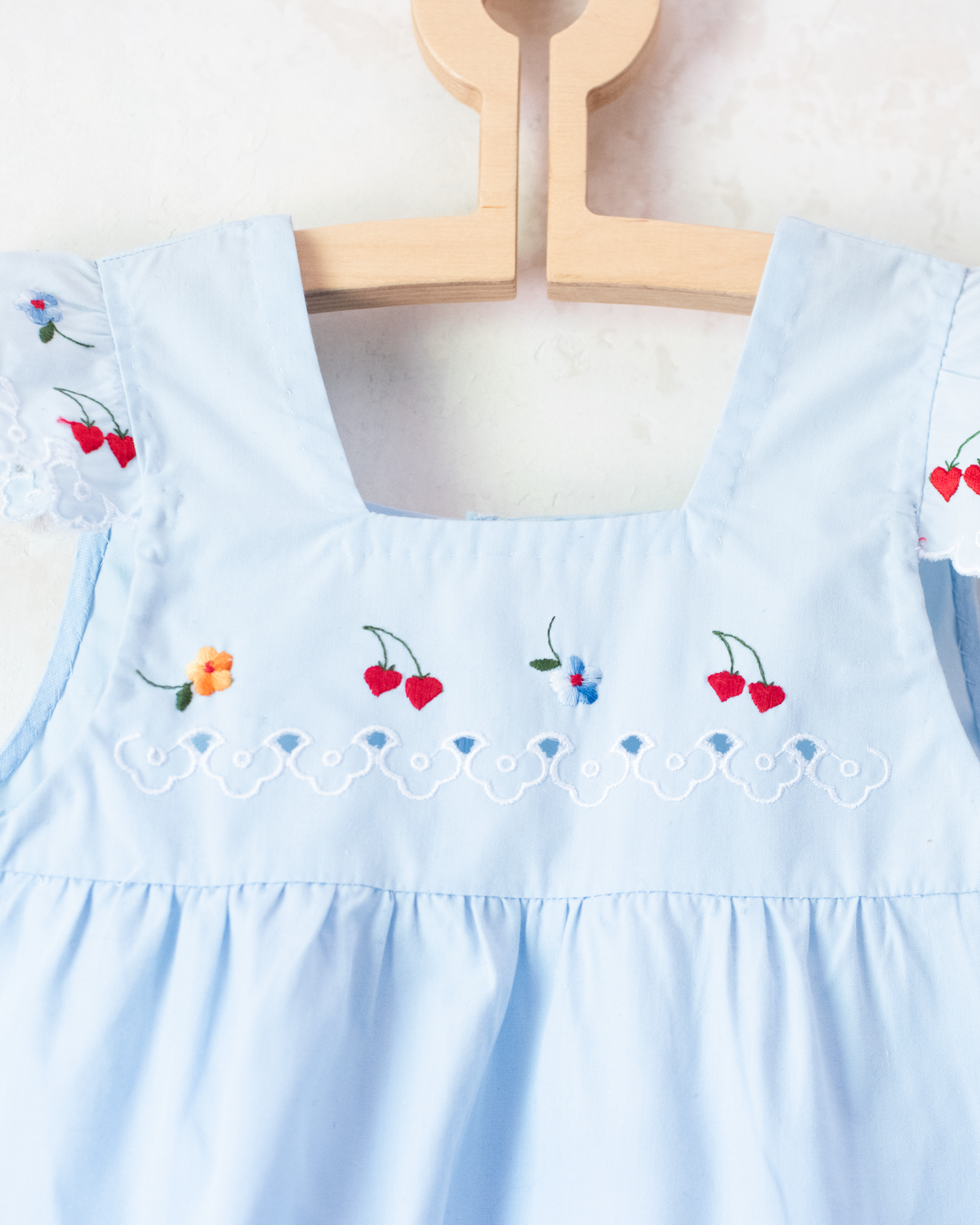 Light blue dress with embroidered flowers and fruit | 3-4 years