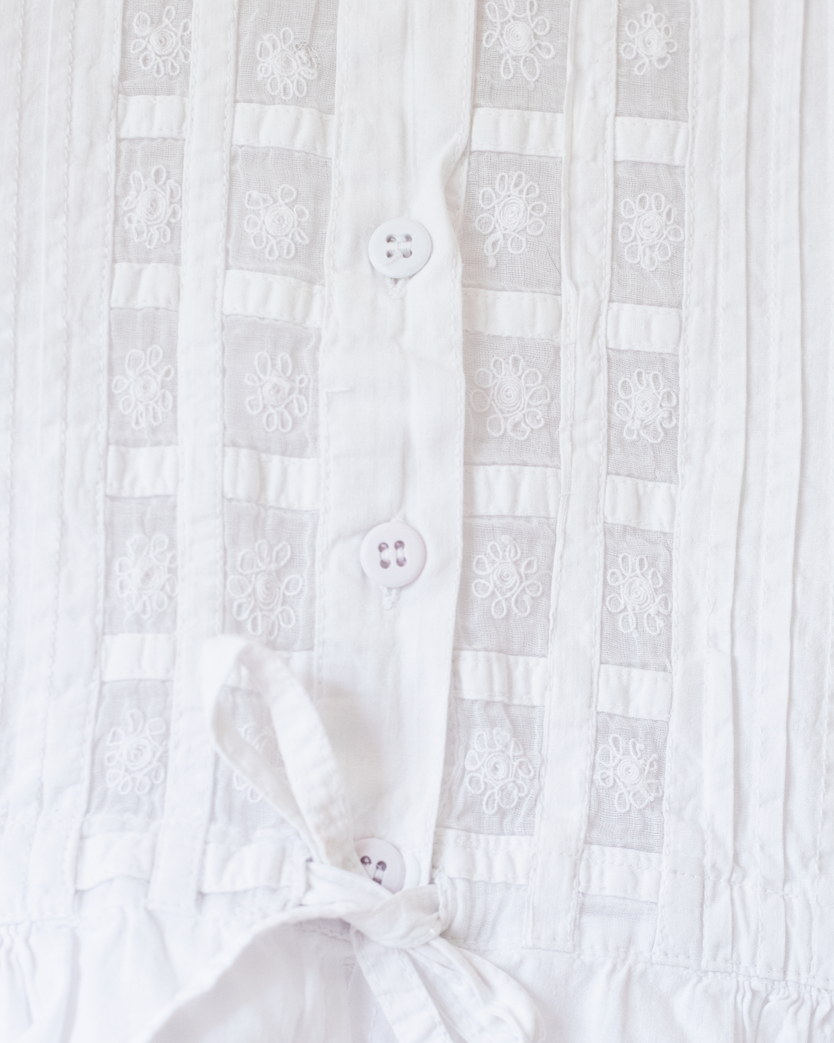 White shirt with lace and bow tie | 4-5 years
