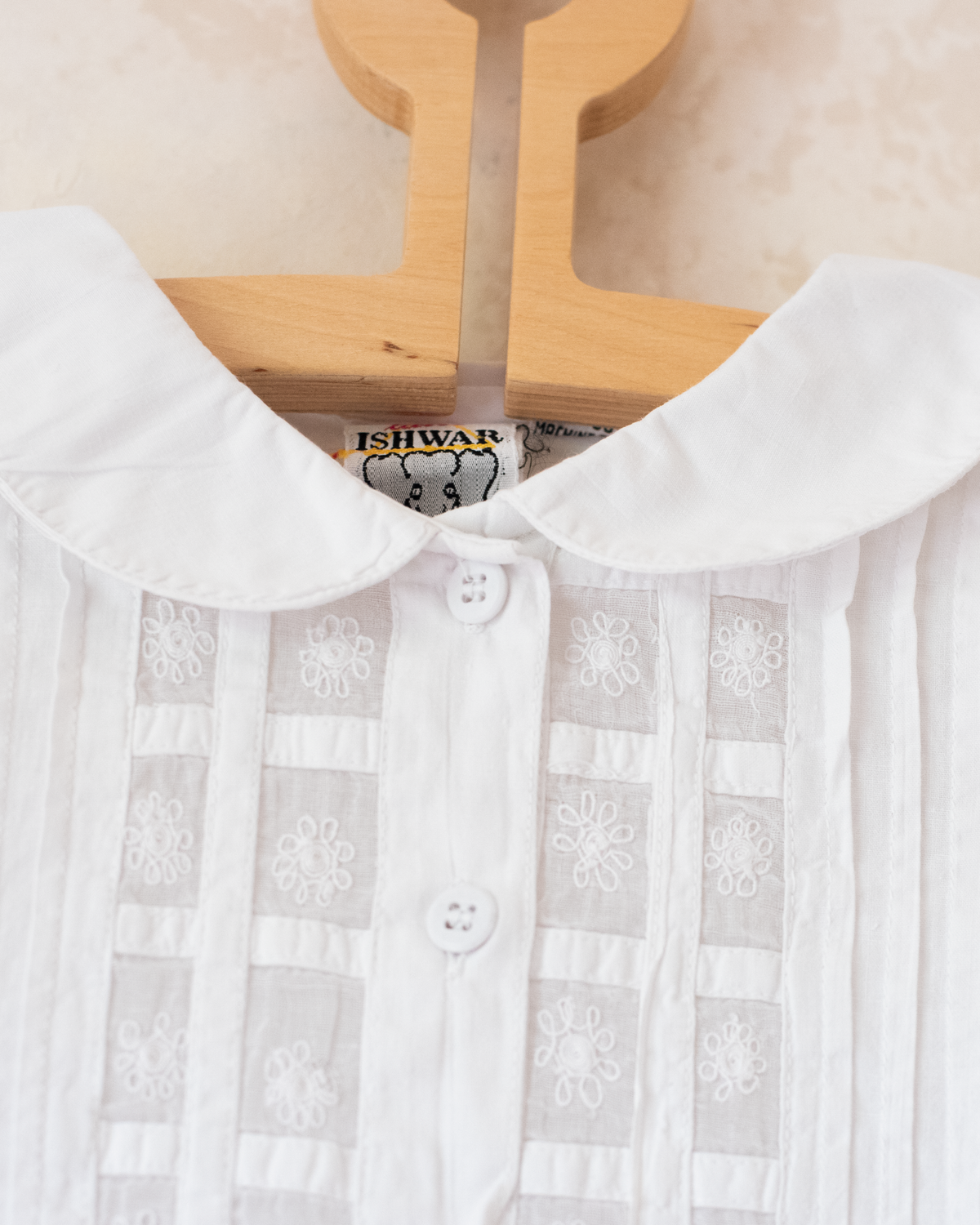 White shirt with lace and bow tie | 4-5 years
