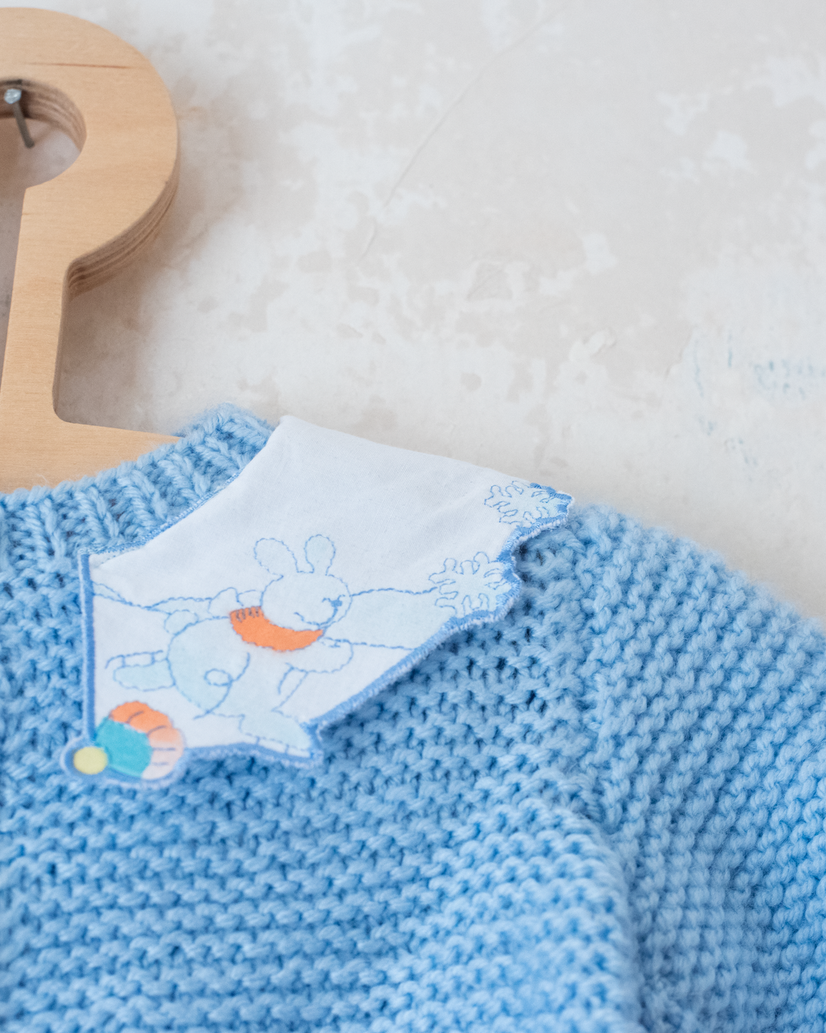 Light blue knit with collar and embroidered rabbits | 3-6 months 