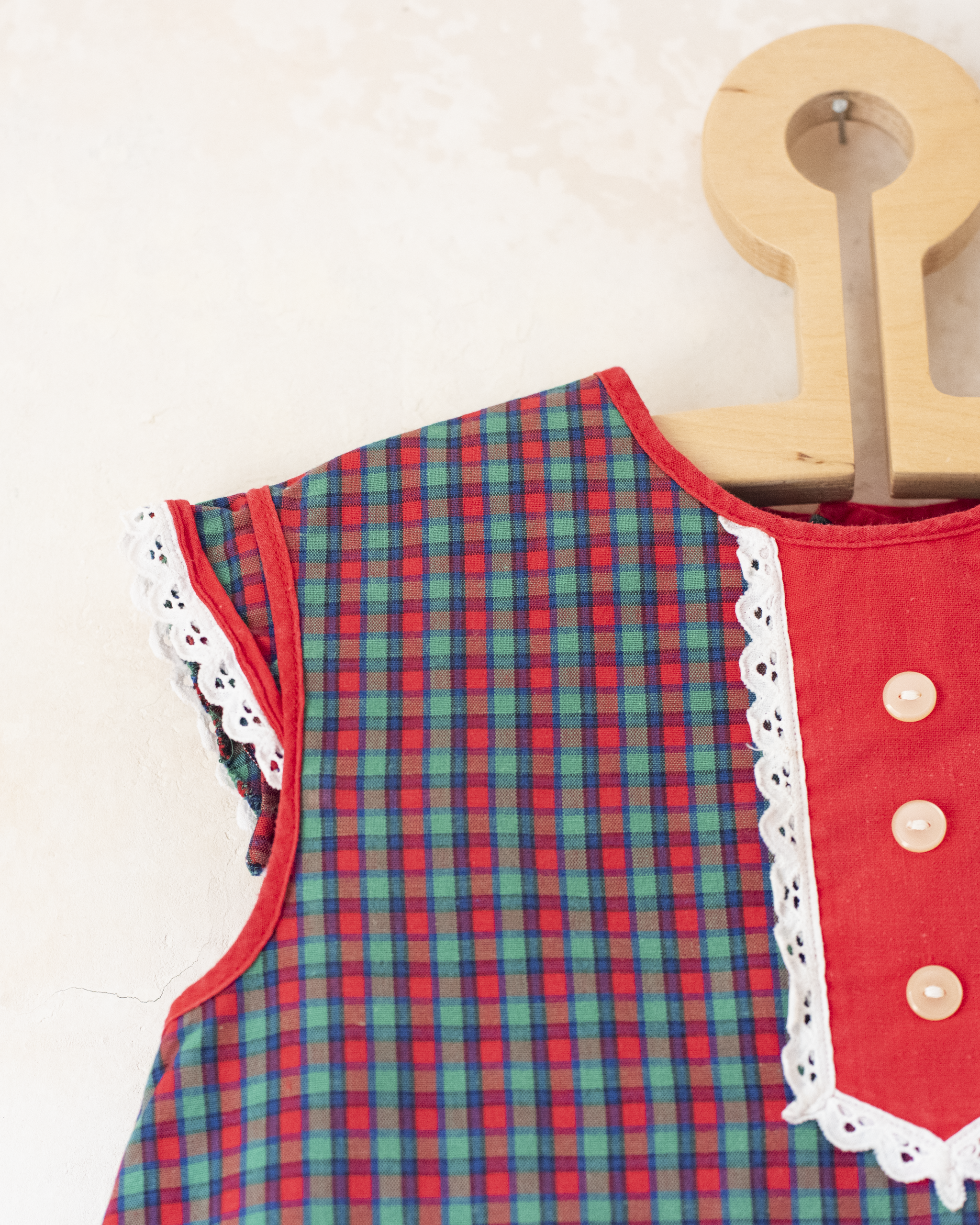 גופיה משובצת עם תחרה לבנה | 2-3 שנים