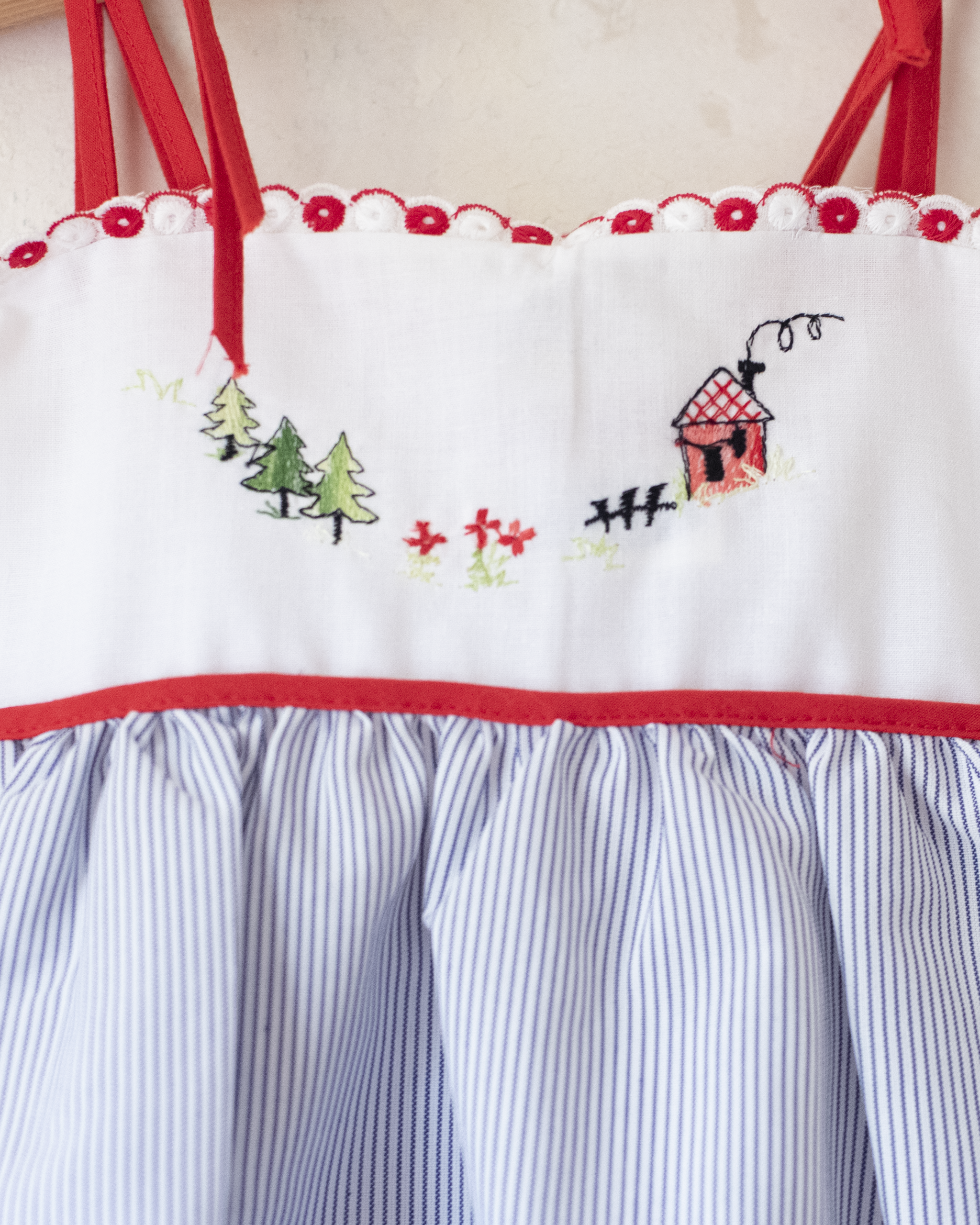 שמלת קיץ עם בתים רקומים | דד סטוק ספרדי | 18-24 חודשים