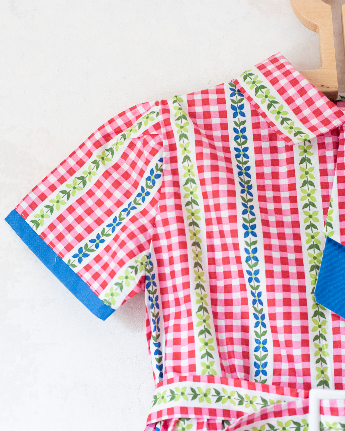 Dress with flowers, checks, and a tie | French deadstock from the seventies | 5-6 years