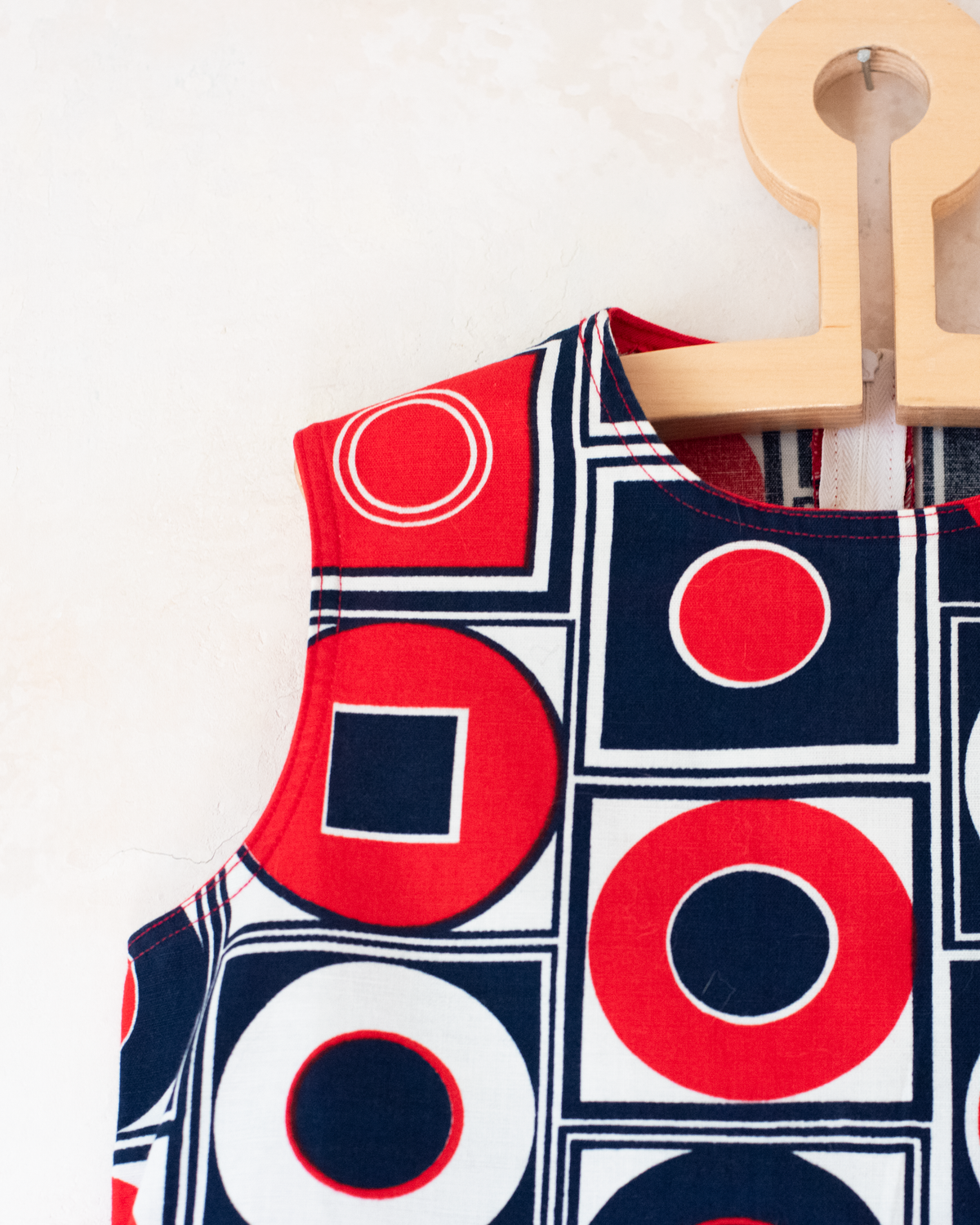Red geometric dress | French deadstock from the '70s | Ages 9-10