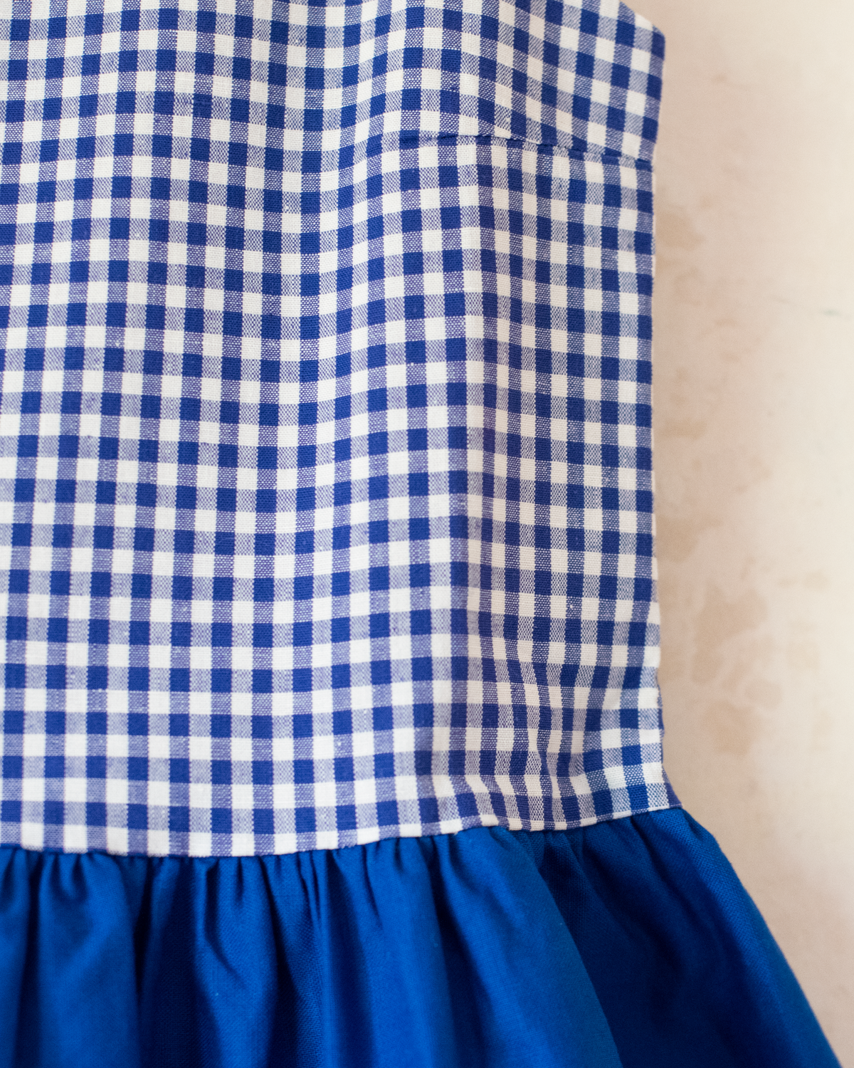 Plaid dress with child and flag embroidery | Parisian deadstock from the 60s | 2-3 years