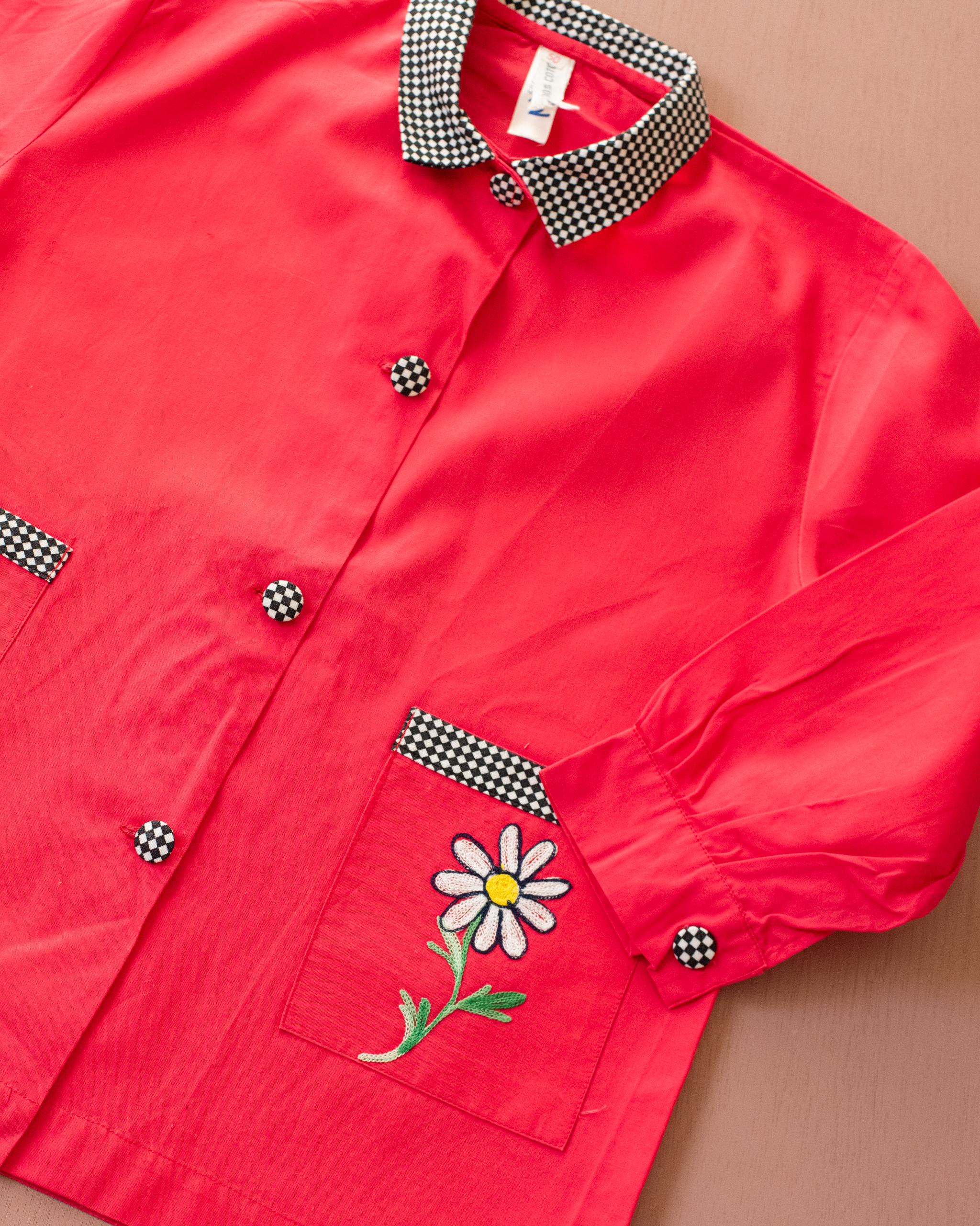 חולצה ארוכה אדומה עם רקמת פרחי דייזי ומשבצות | 5-6 שנים