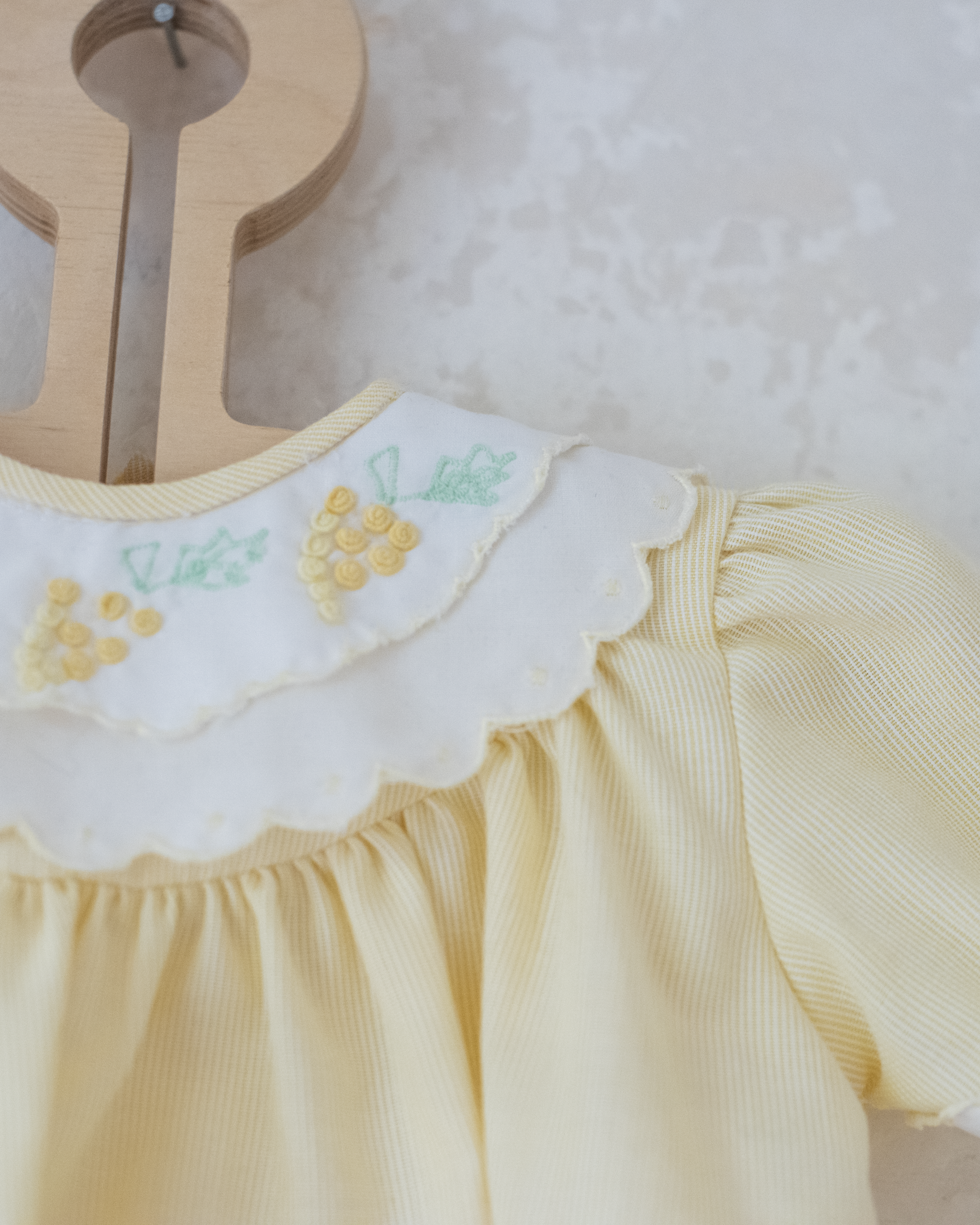 שמלה צהובה עם אשכולות ענבים | 3-6 חודשים