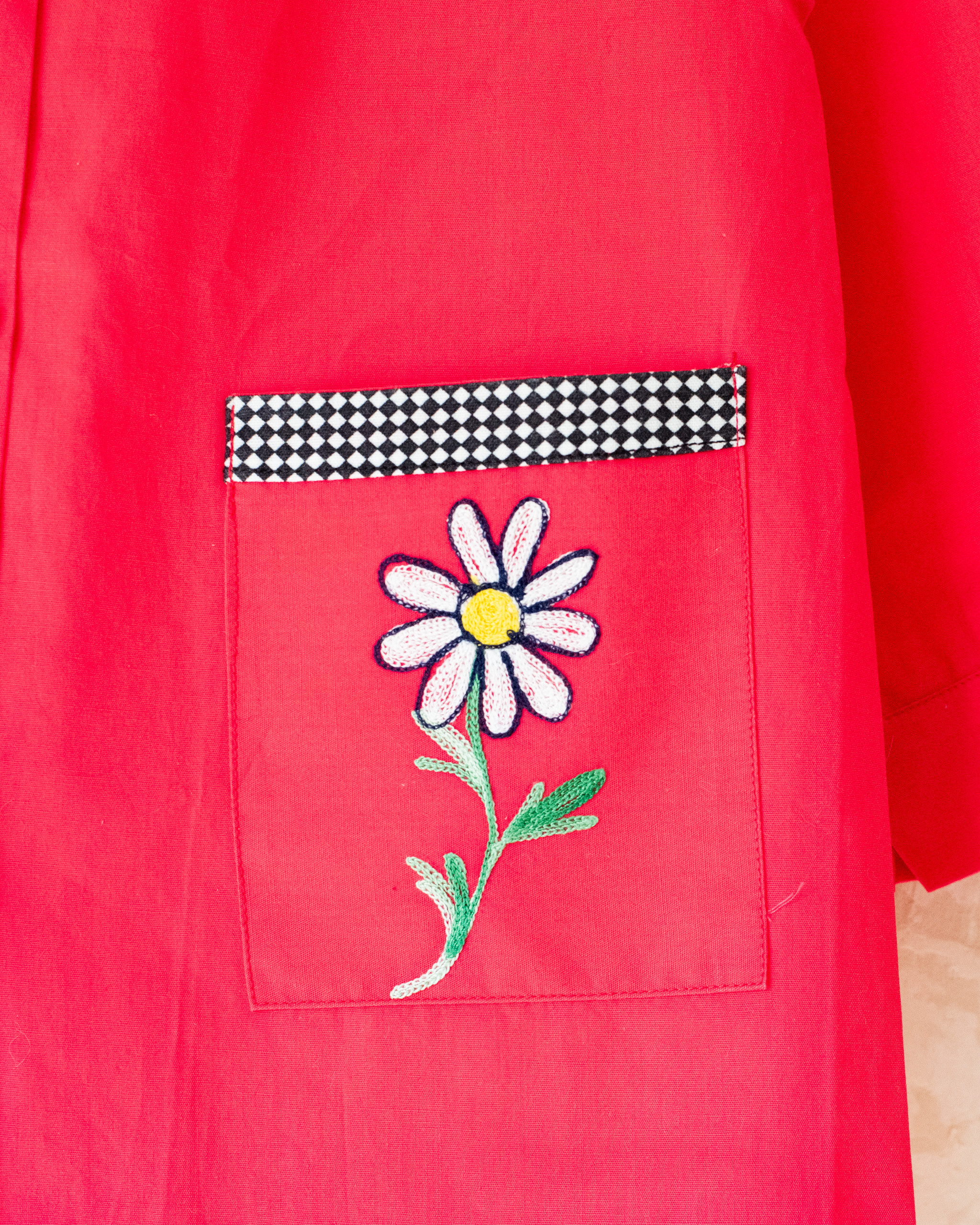 חולצה ארוכה אדומה עם רקמת פרחי דייזי ומשבצות | 5-6 שנים