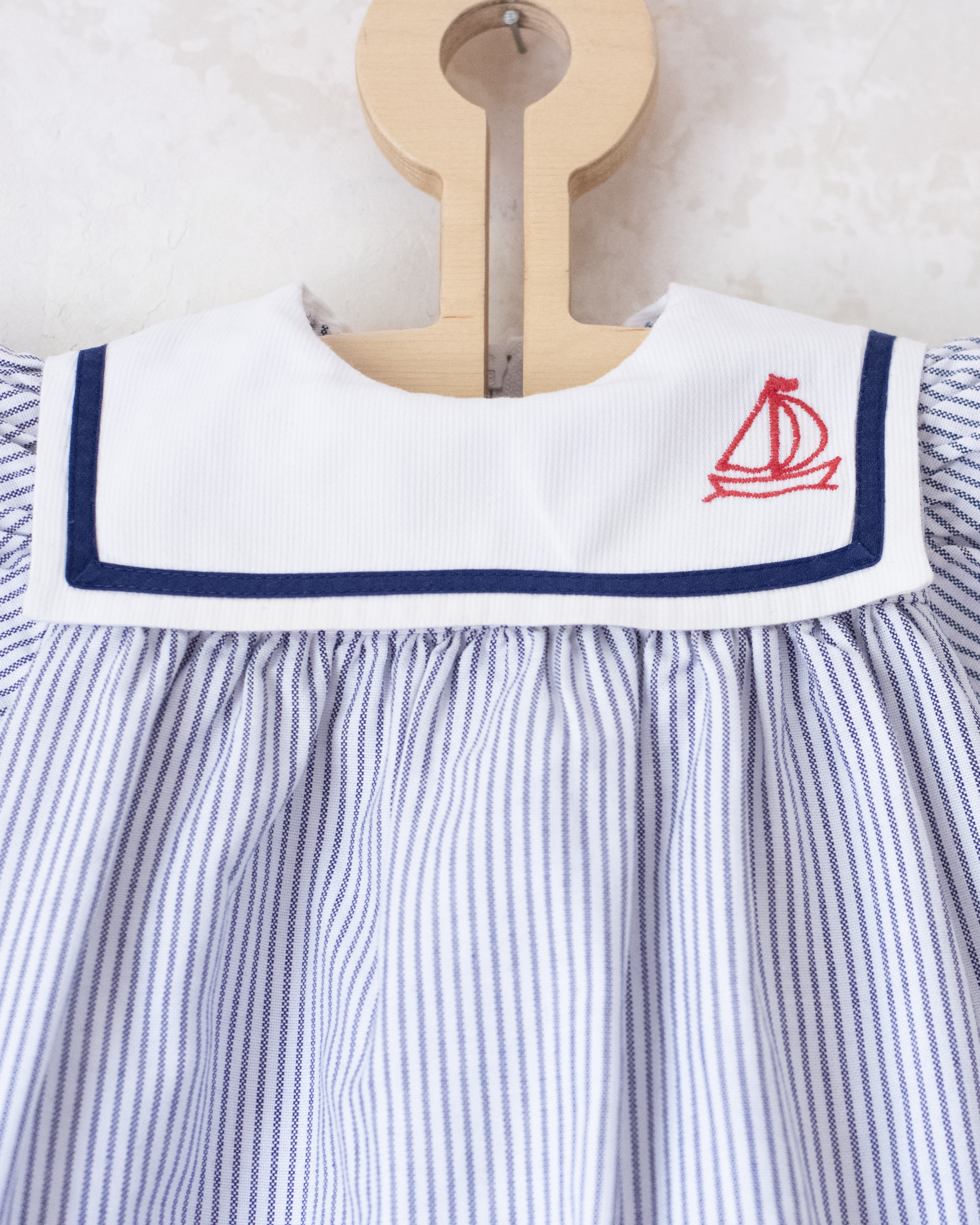 שמלת מלחים עם פסים וסירה רקומה | 6-9 חודשים