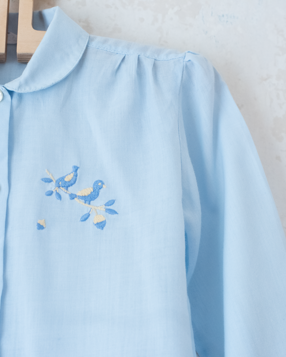 Light blue button-down shirt with embroidered birds | 4-5 years