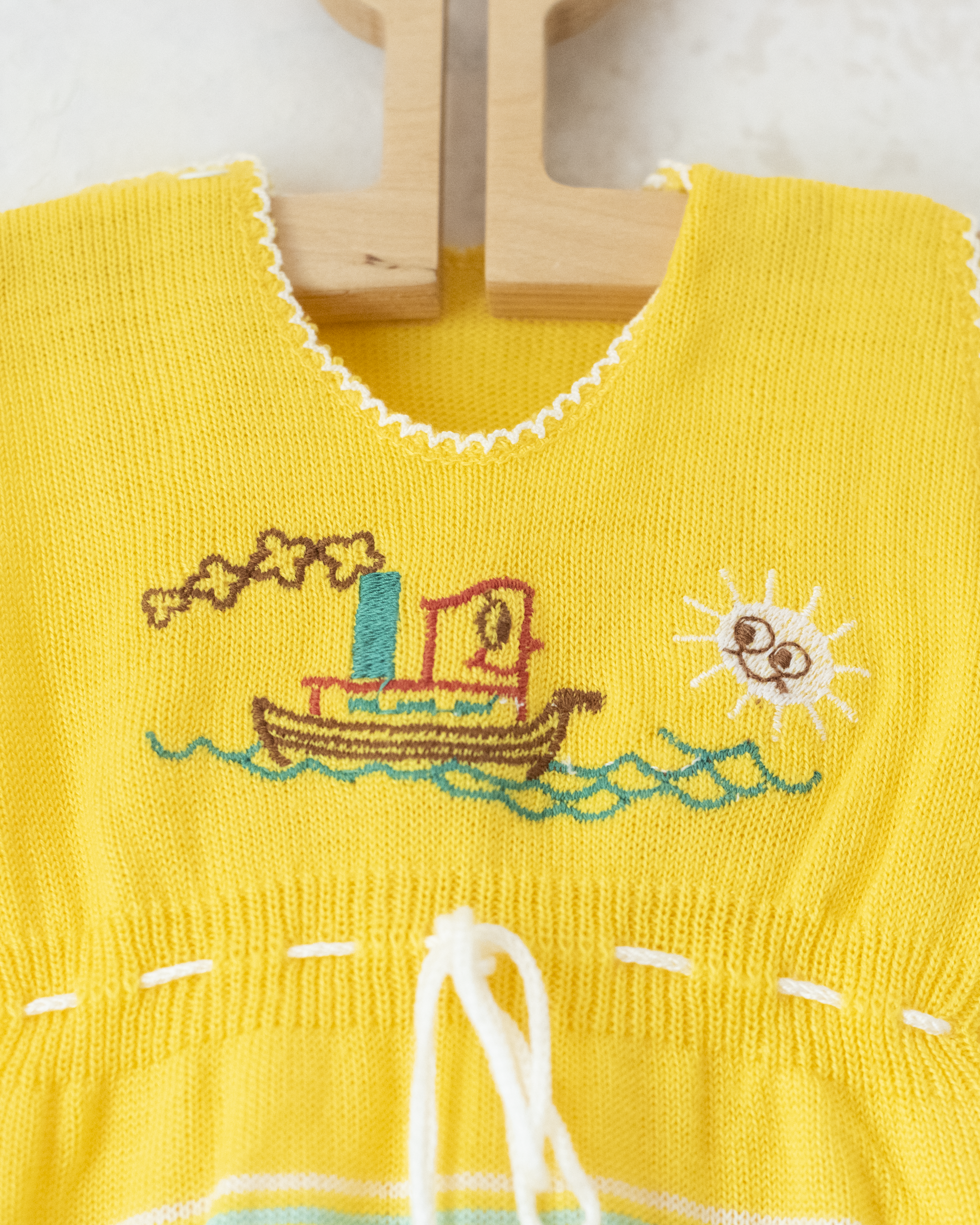 רומפר צהוב סרוג עם שמש וספינה | 3-6 חודשים