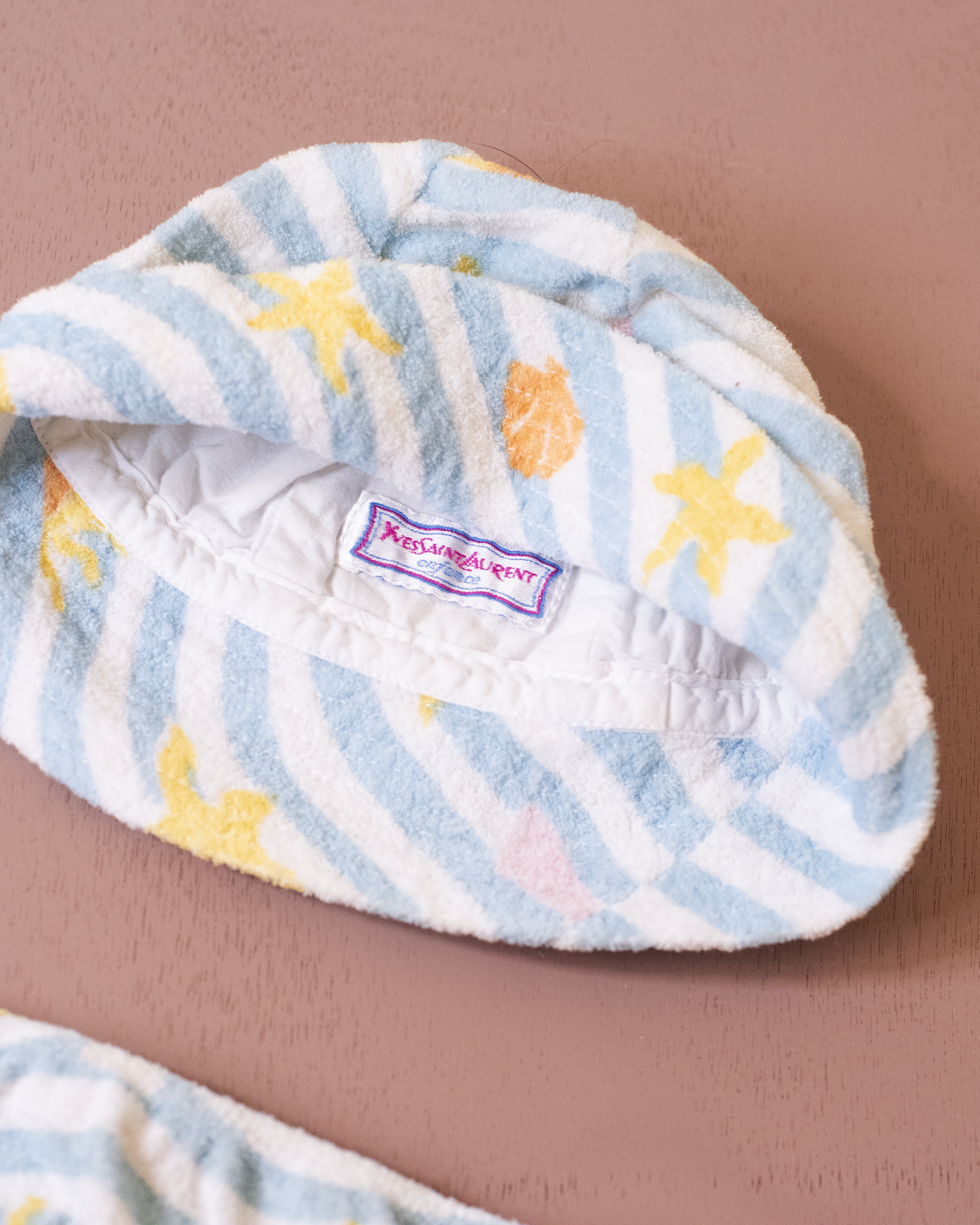 סט תחתונים וכובע עם פסים מבית איב סאן לורן | 6-9 חודשים