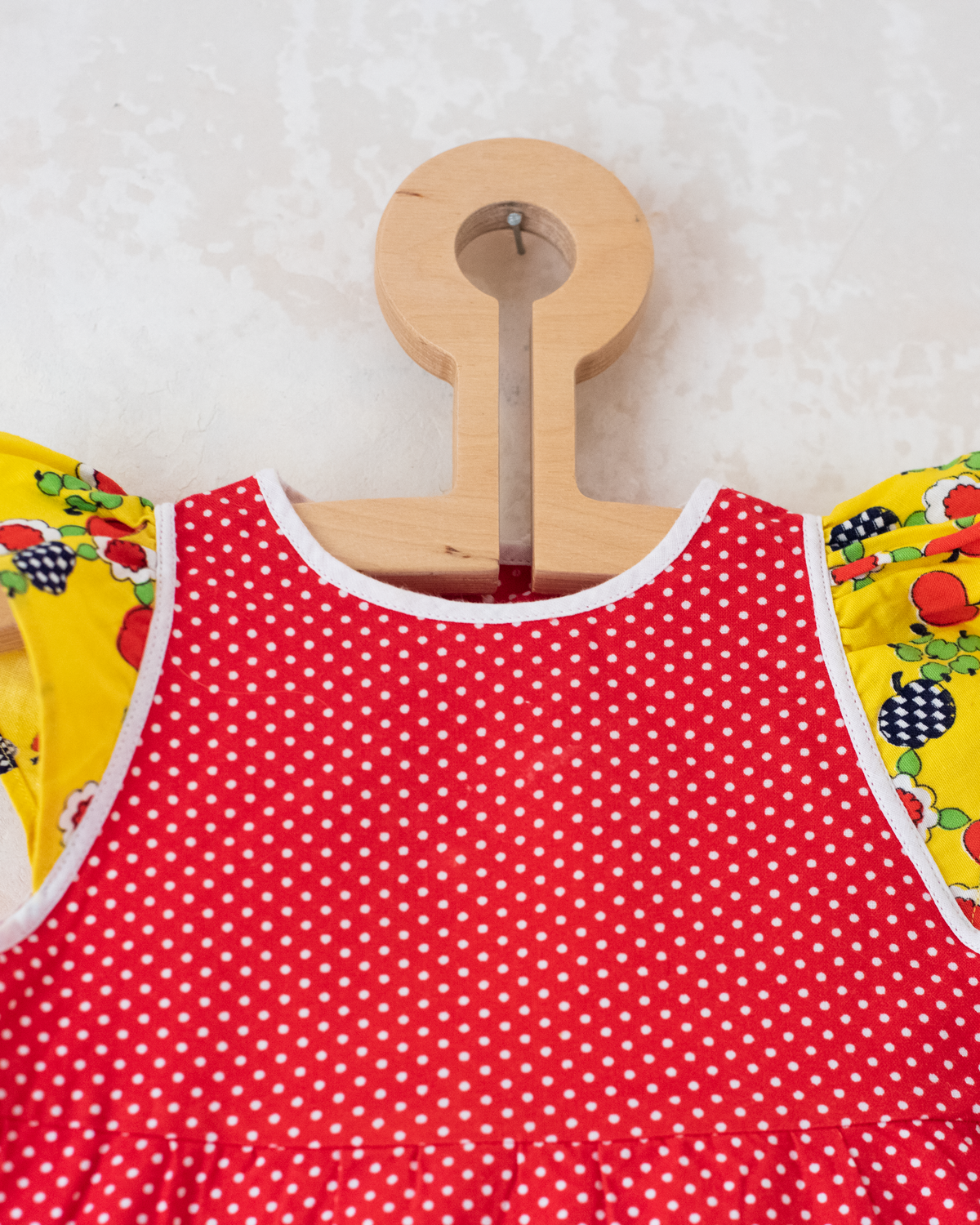 Red tunic from the 70s with apples and flowers | 12-18 months