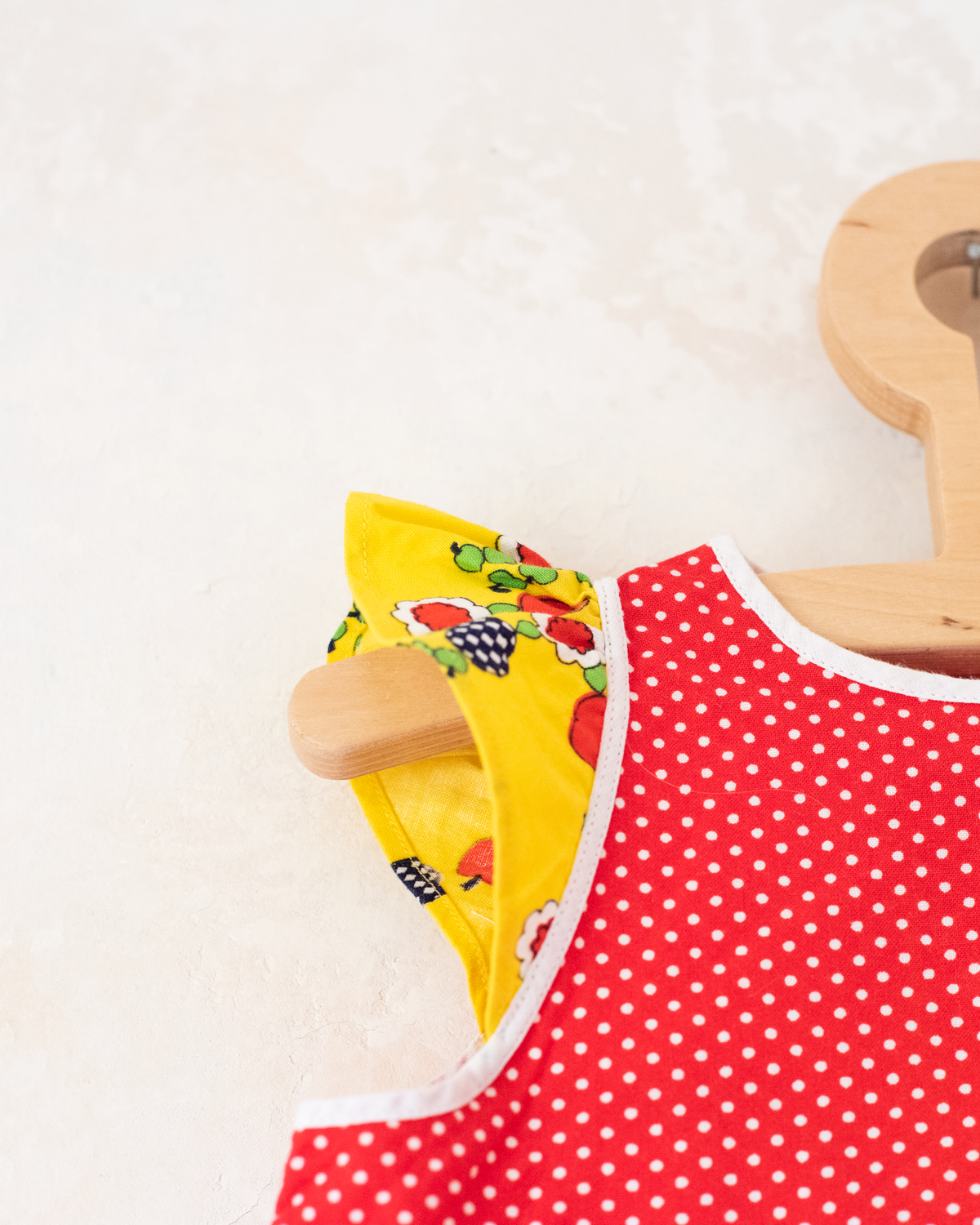 Red tunic from the 70s with apples and flowers | 12-18 months