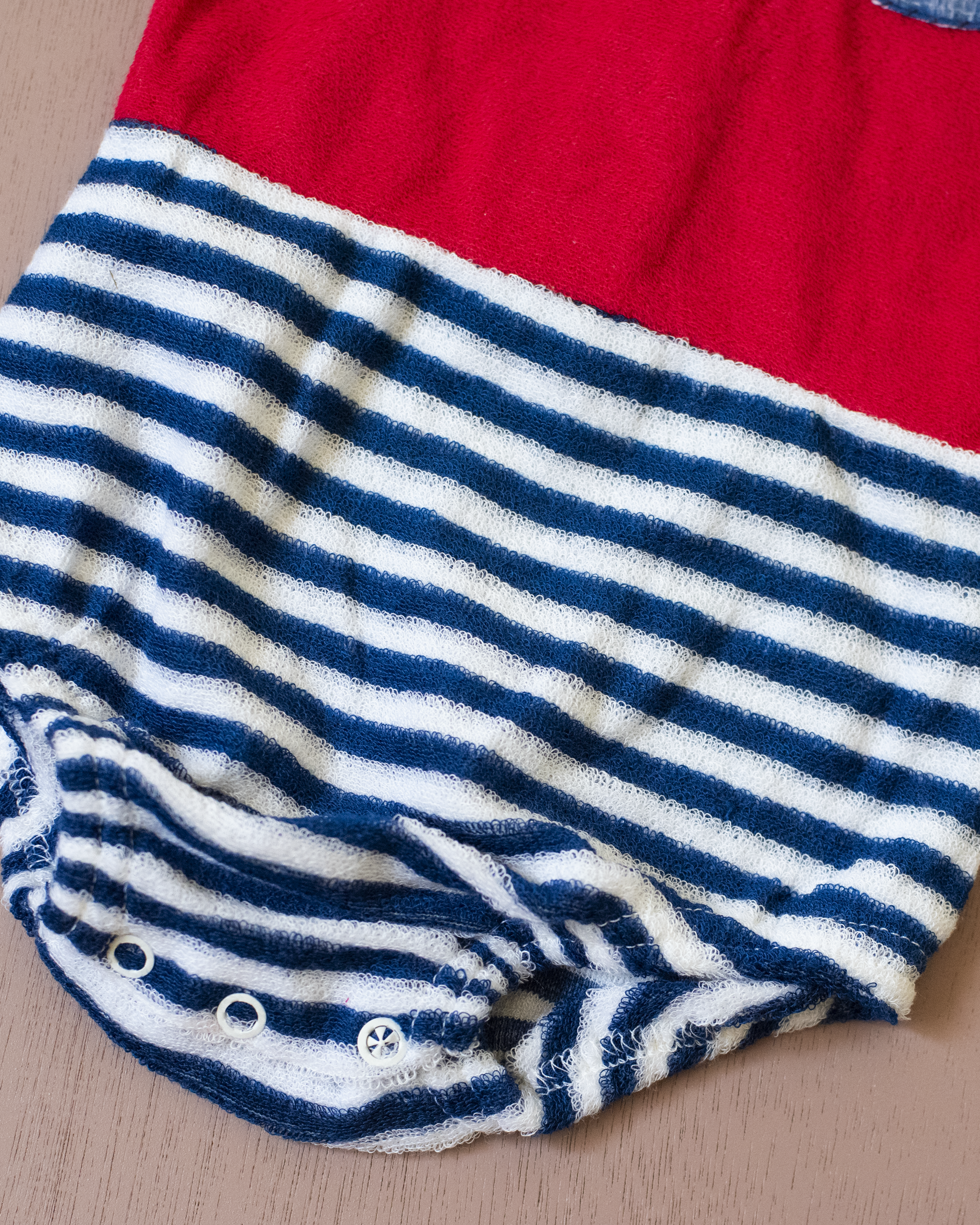 רומפר אדום מבד מגבת עם פסים וסירת מפרש | דד סטוק ספרדי | 6-9 חודשים