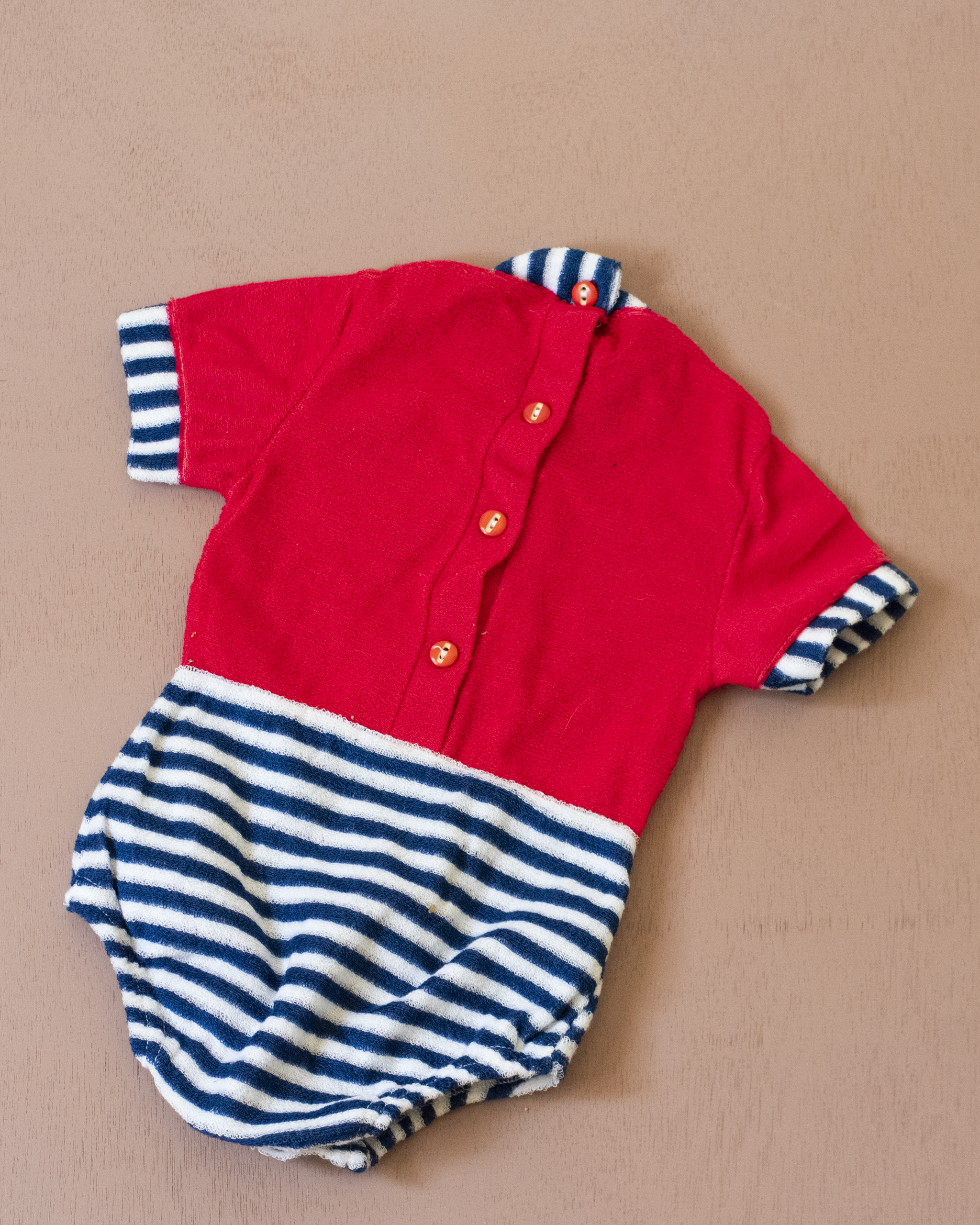 רומפר אדום מבד מגבת עם פסים וסירת מפרש | דד סטוק ספרדי | 6-9 חודשים