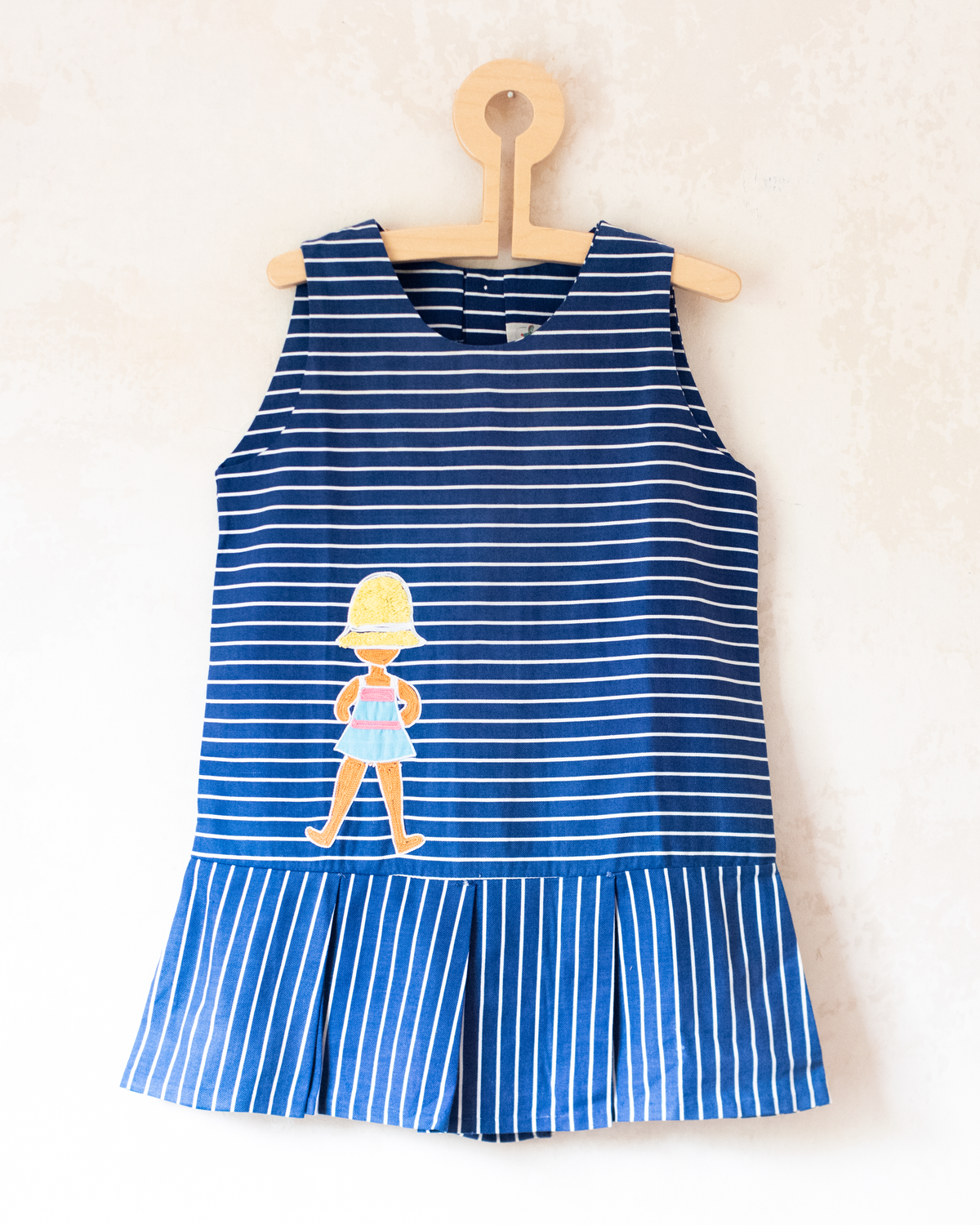 Blue set from the sixties with stripes and a girl with a hat embroidery | 7-8 years