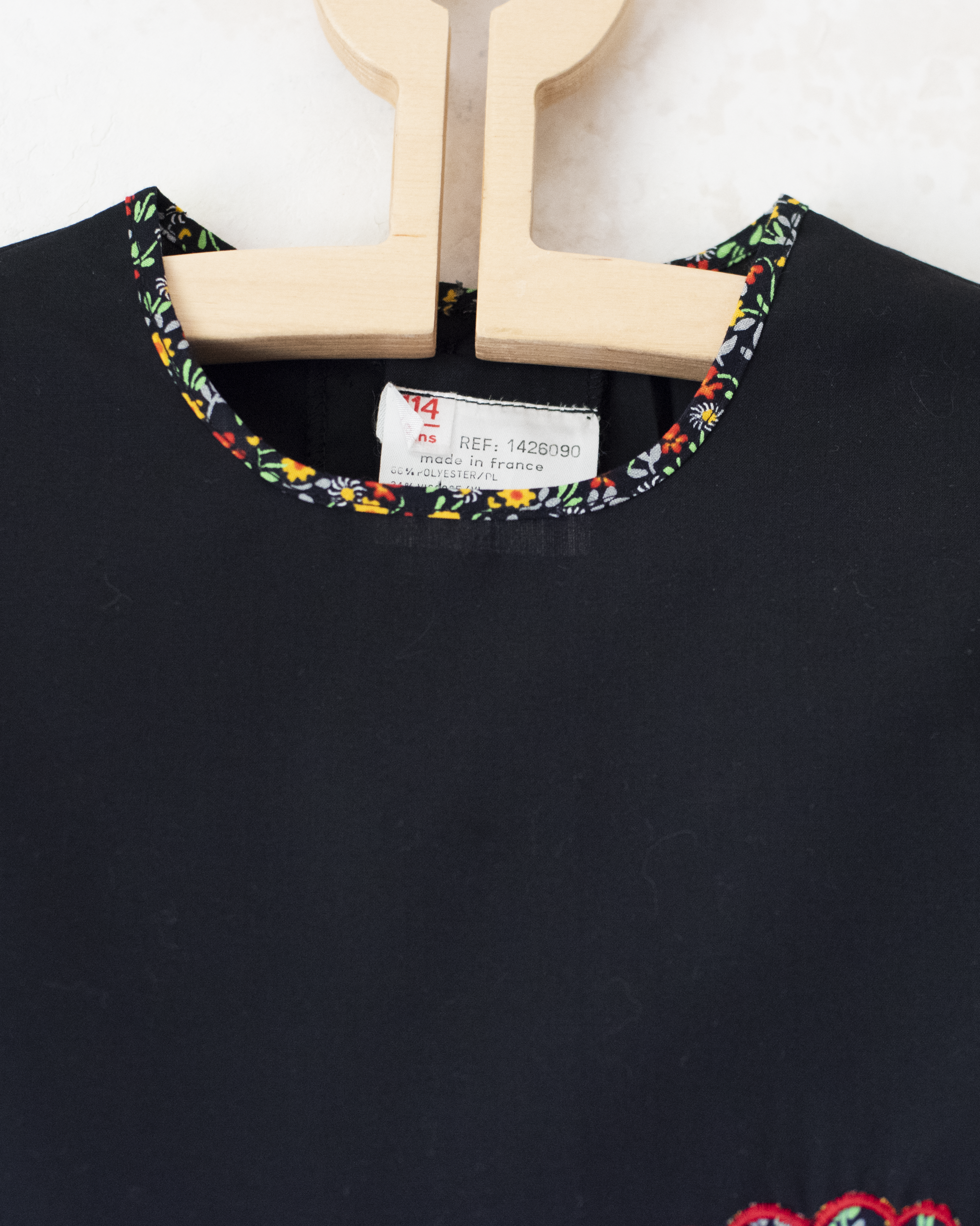 גופיה שחורה עם פרח ומלמלה | דד סטוק צרפתי | 5-6 שנים