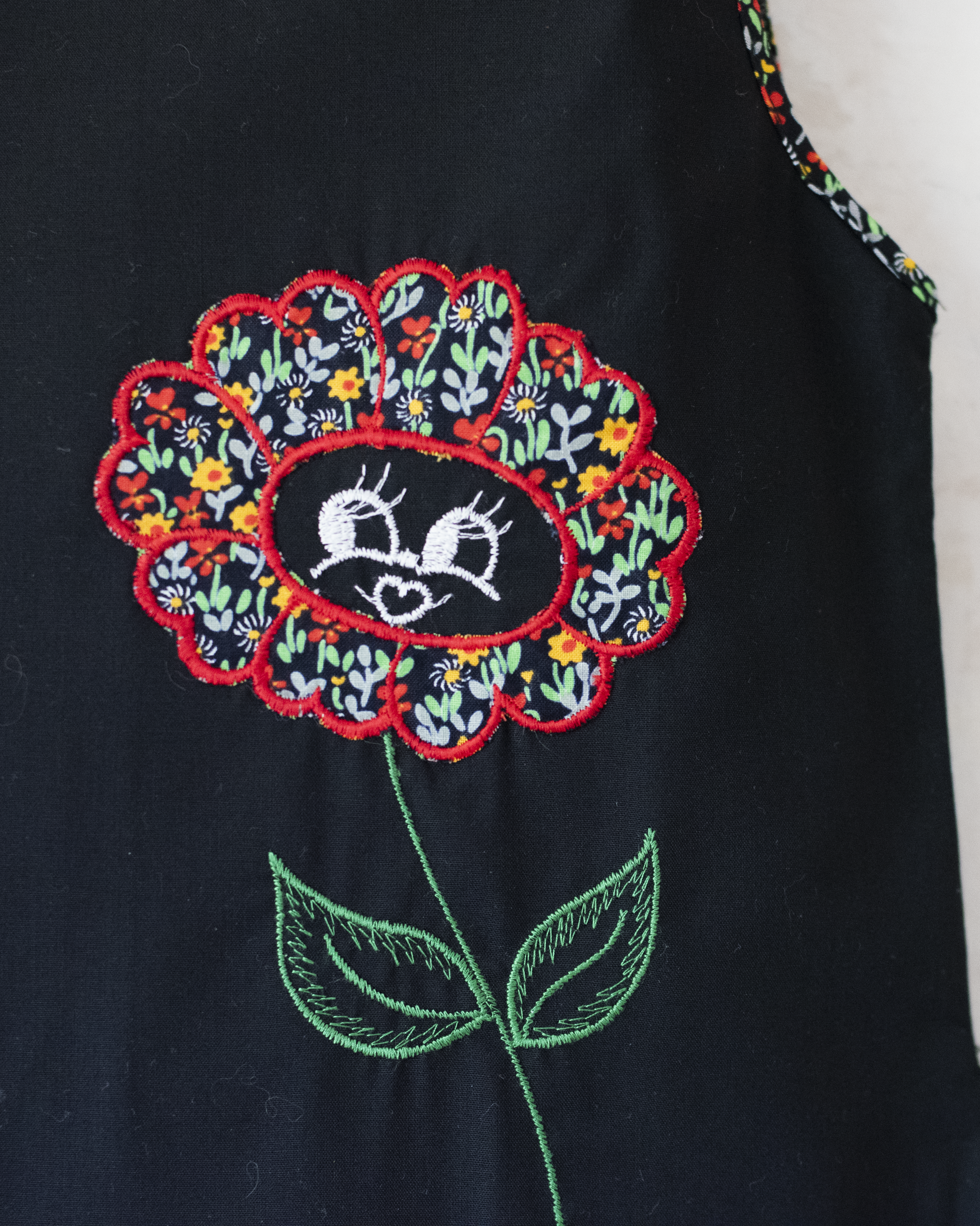 גופיה שחורה עם פרח ומלמלה | דד סטוק צרפתי | 5-6 שנים