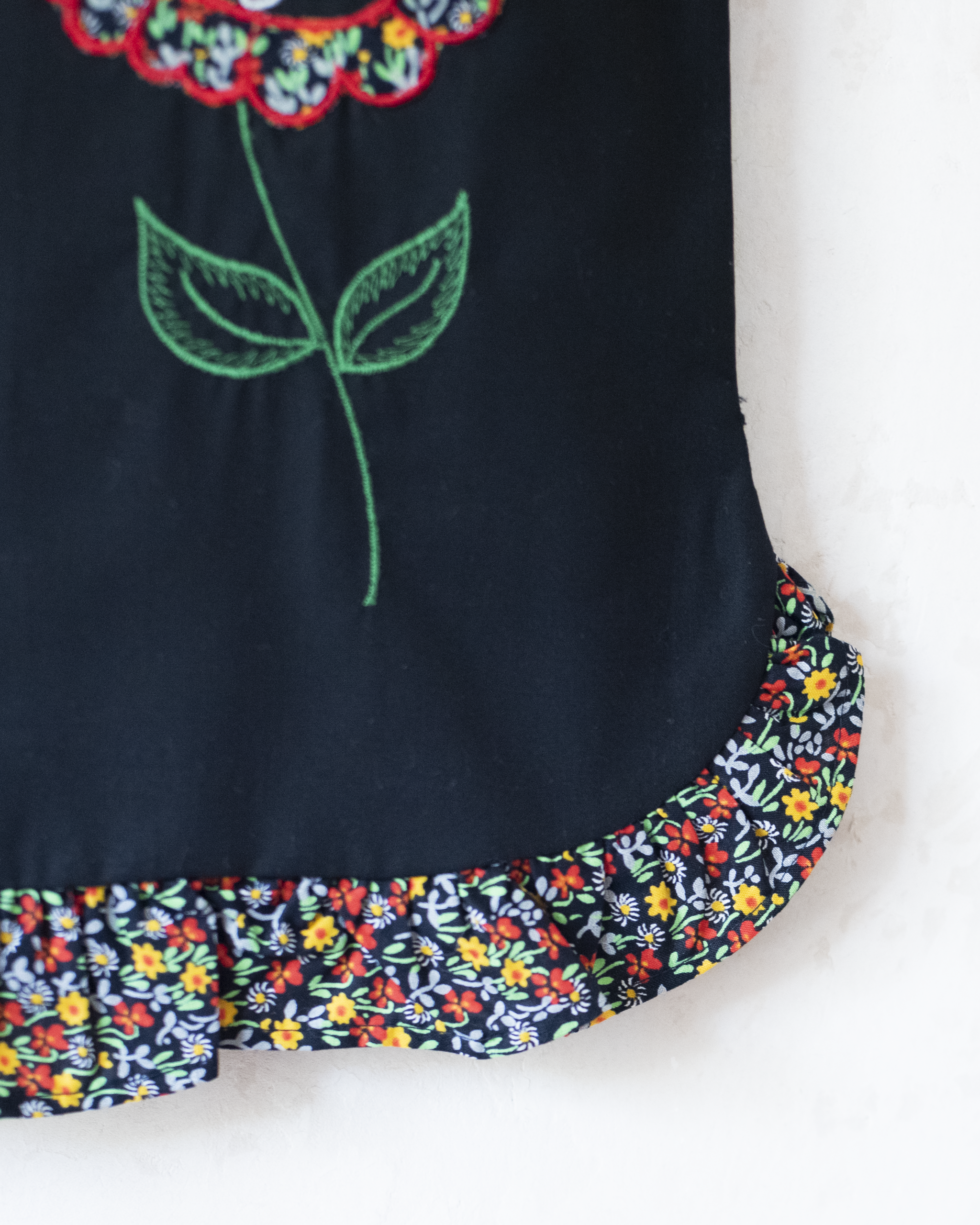 גופיה שחורה עם פרח ומלמלה | דד סטוק צרפתי | 5-6 שנים