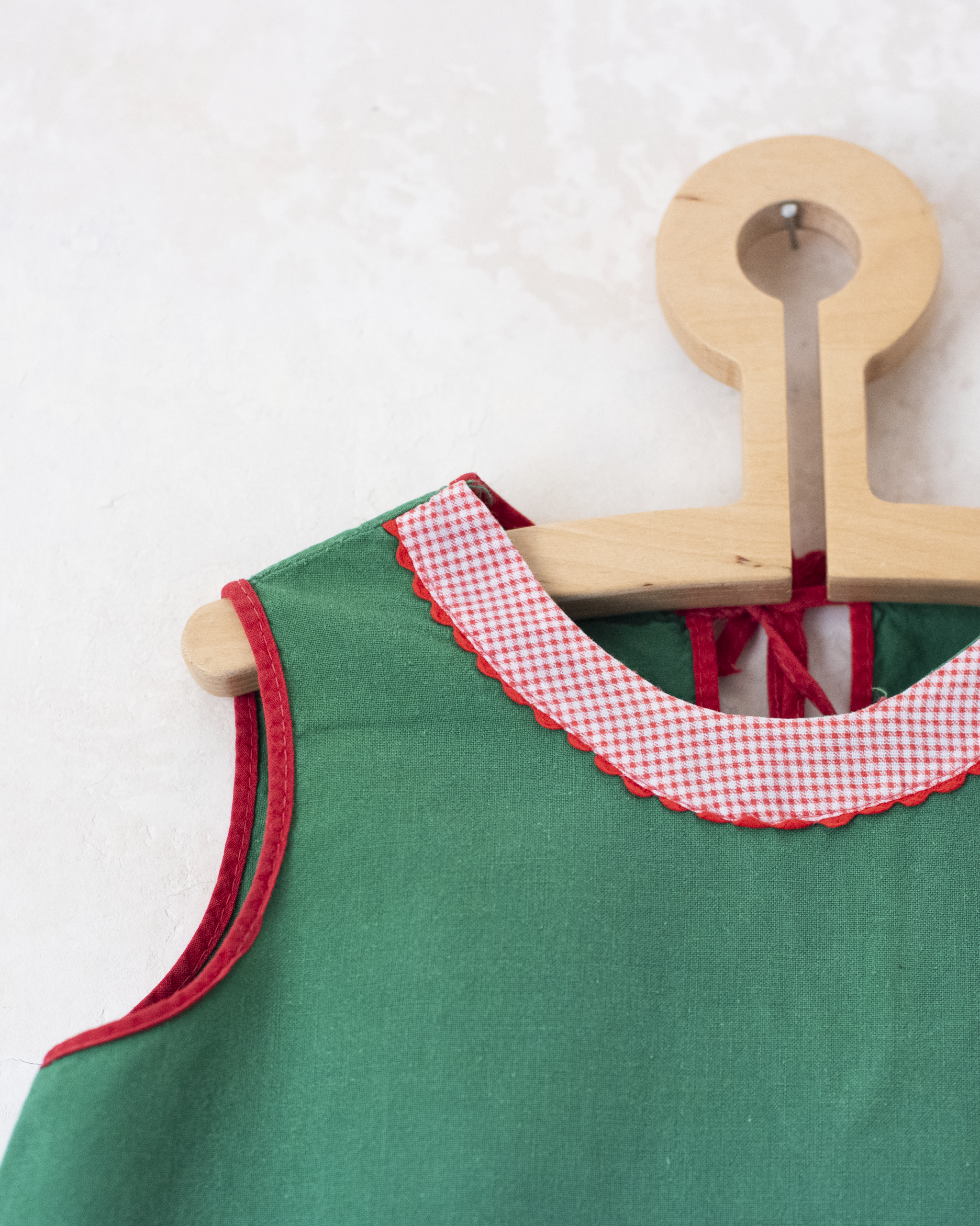 גופיה ירוקה משנות ה60 עם פודל ופליסה | 2-3 שנים