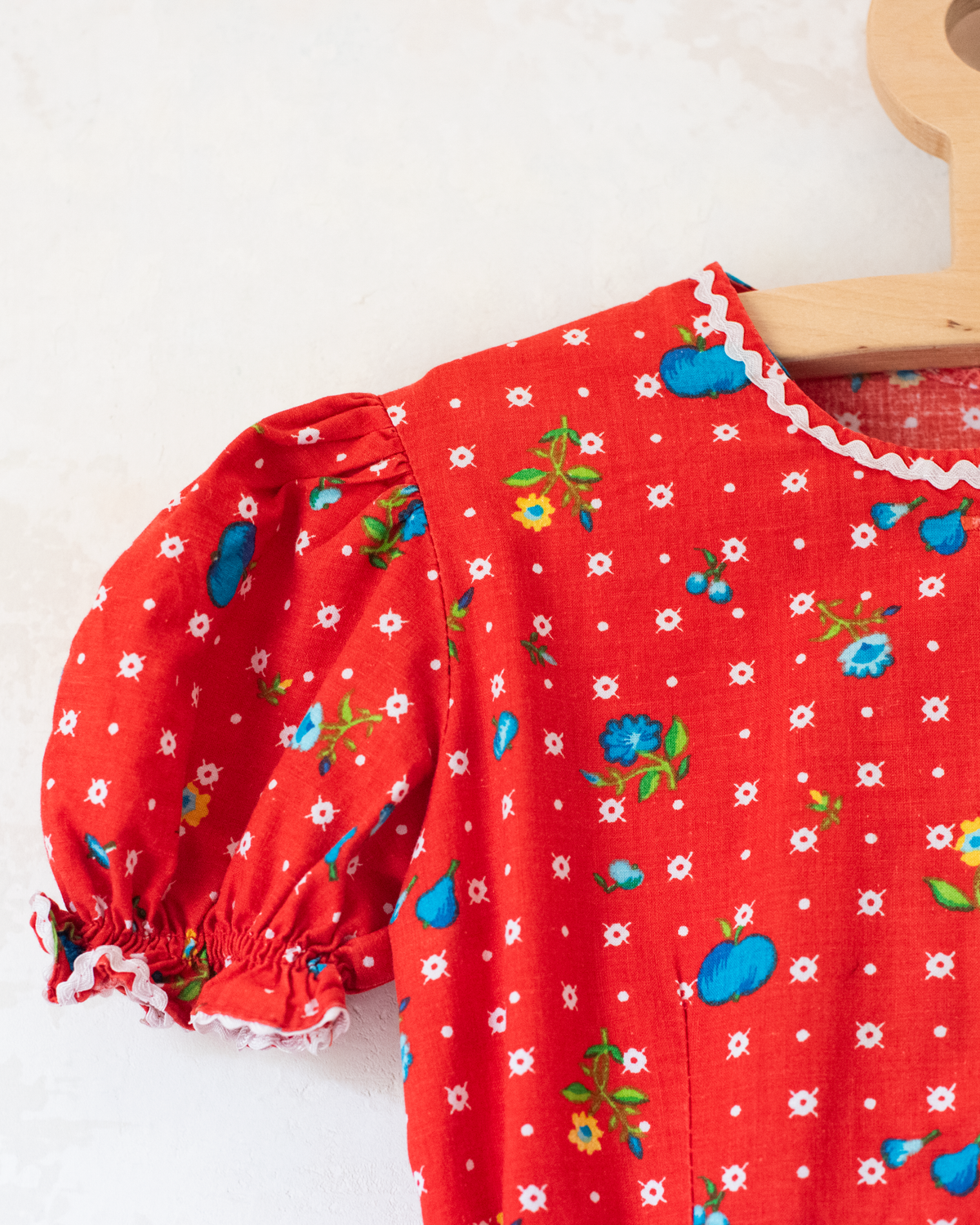 Red French dress with flowers | 4-5 years