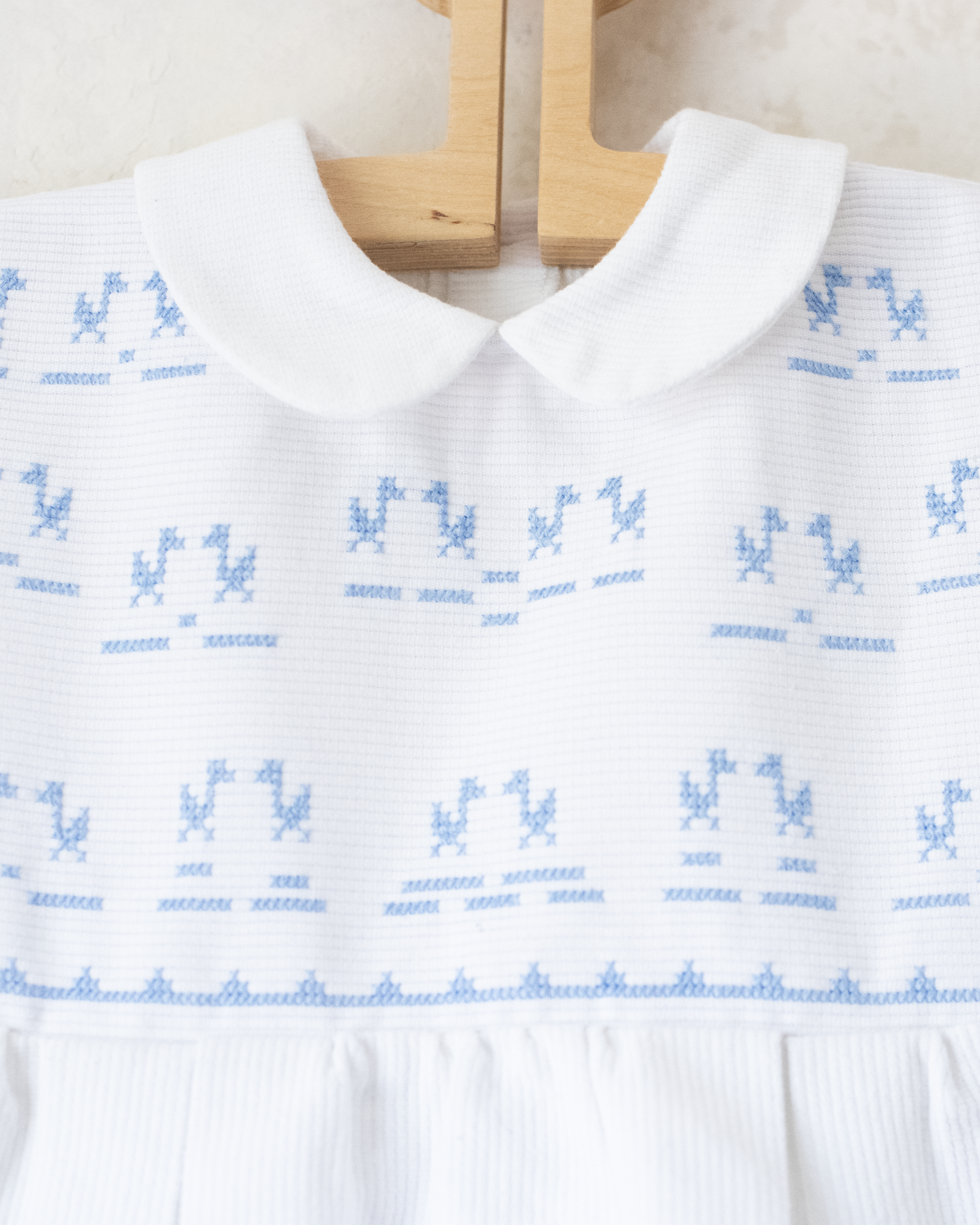 שמלה לבנה עם רקמת ברווזים | 2-3 שנים