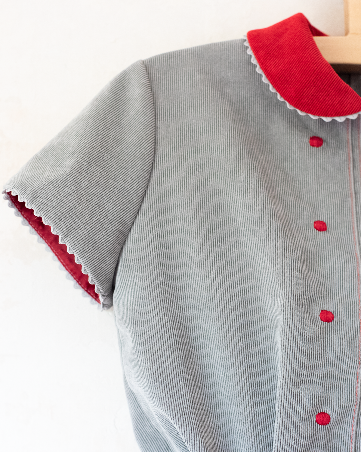 Short corduroy suit in gray and red from Italy | 4-5 years