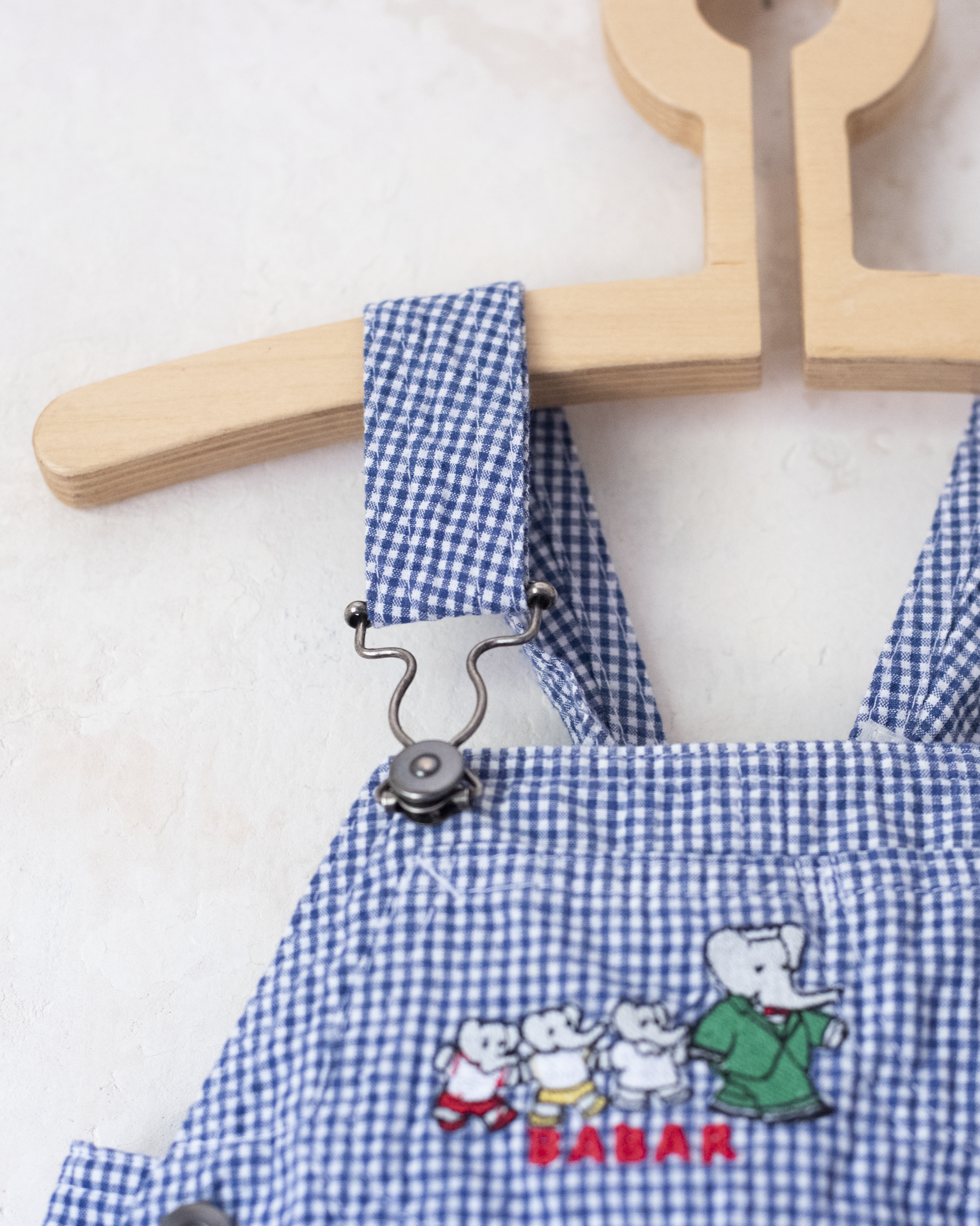 אוברול משובץ עם רקמות של המלך בבר | 12-18 חודשים