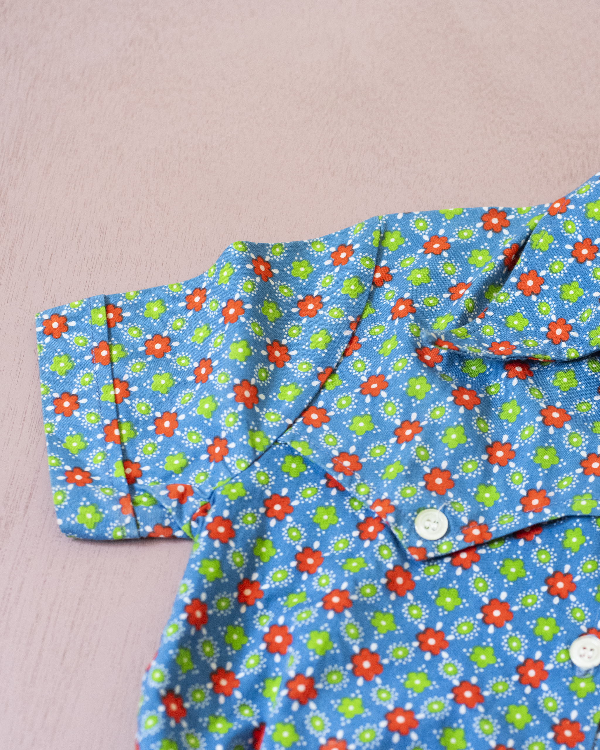 חולצה פרחונית מהסבנטיז עם חגורה | דד סטוק צרפתי | 6-7 שנים