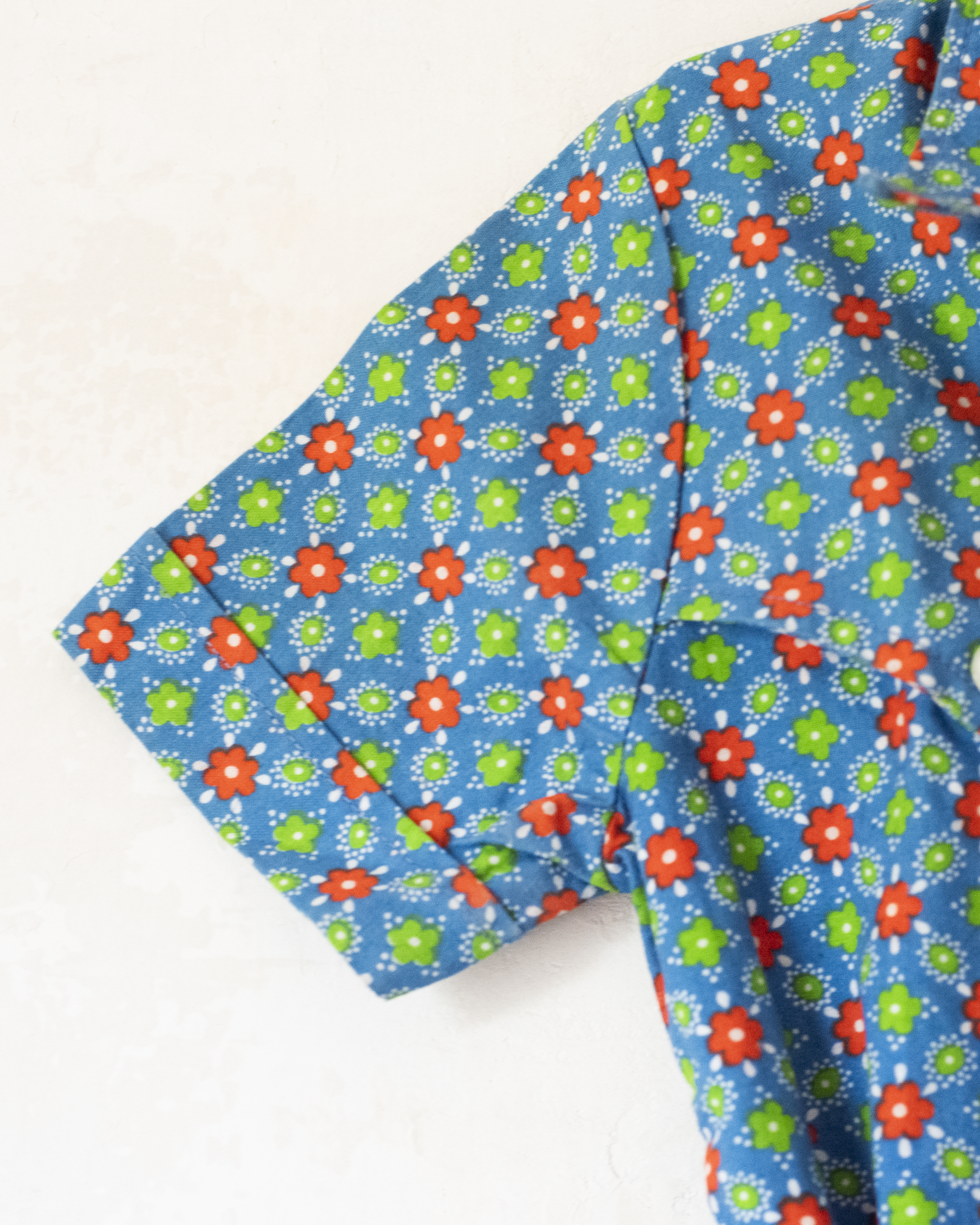 חולצה פרחונית מהסבנטיז עם חגורה | דד סטוק צרפתי | 6-7 שנים