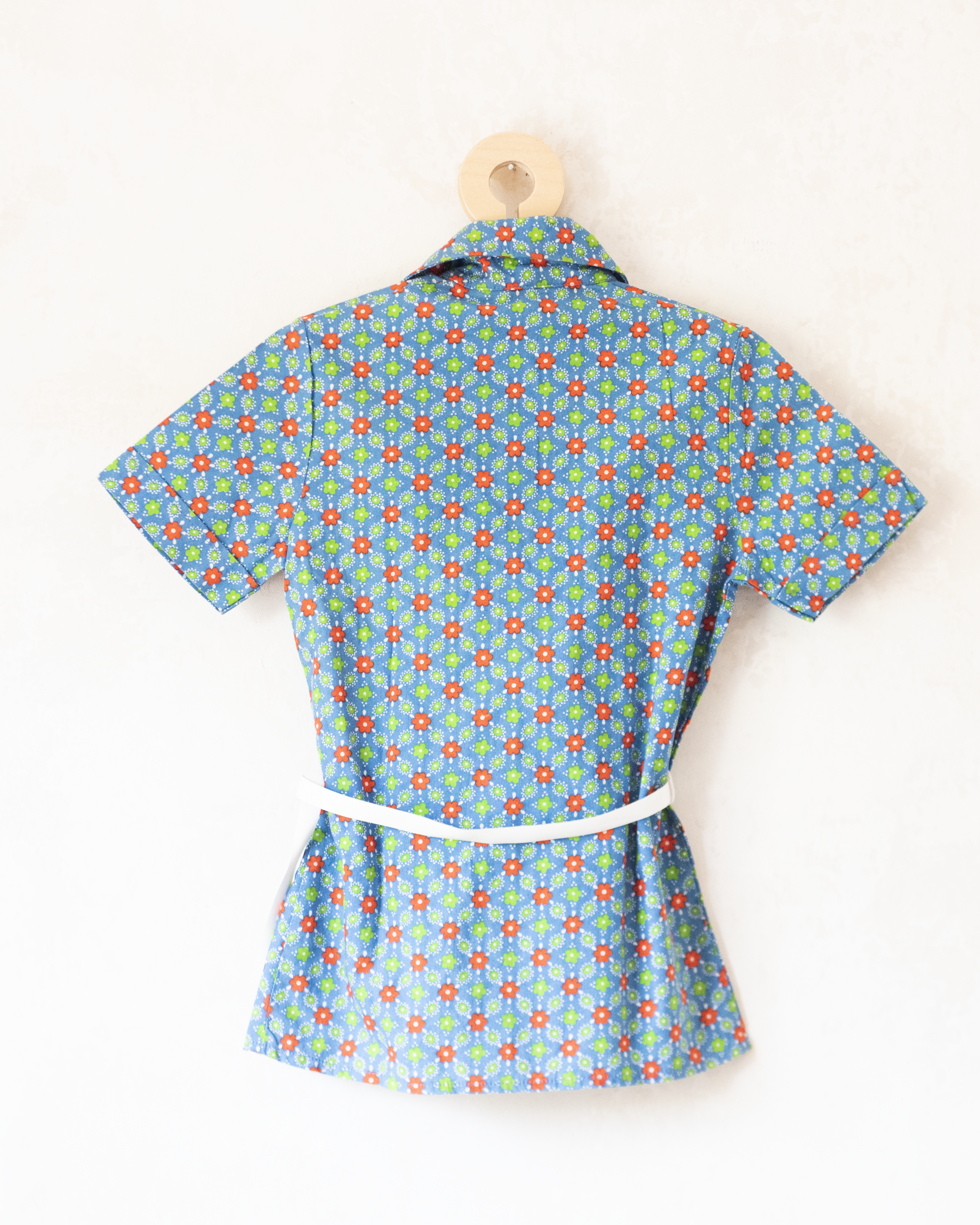 חולצה פרחונית מהסבנטיז עם חגורה | דד סטוק צרפתי | 6-7 שנים