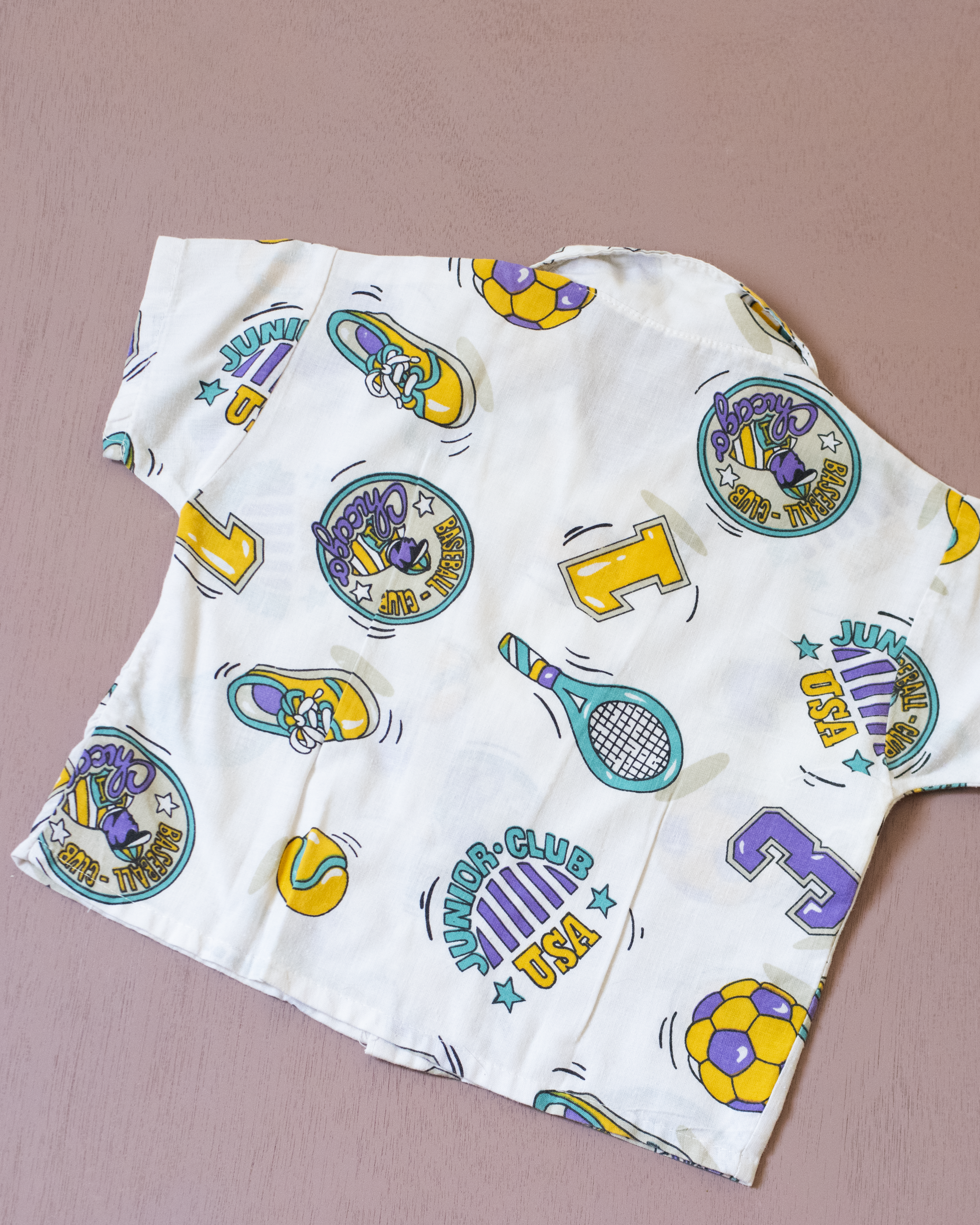 חולצה לבנה מכופתרת עם הדפסי ספורט | 2-3 שנים