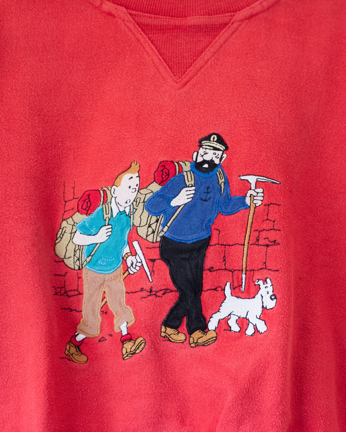 Red sweatshirt with colorful Tintin embroidery | 4-5 years