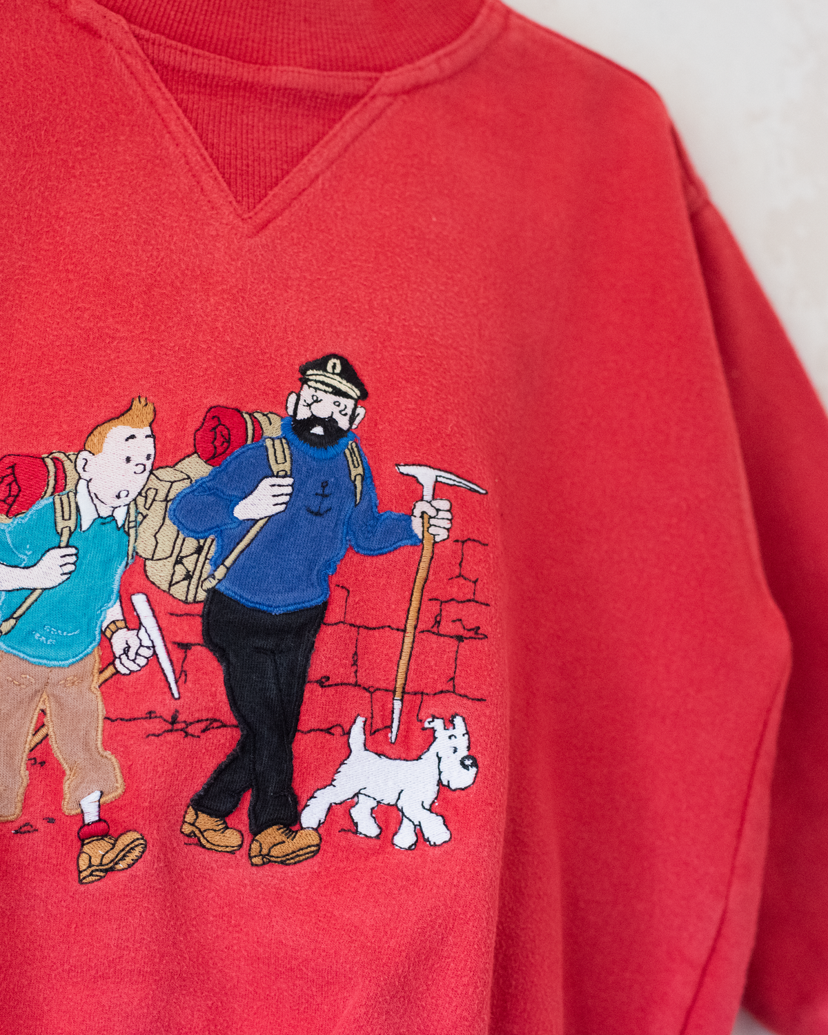 Red sweatshirt with colorful Tintin embroidery | 4-5 years
