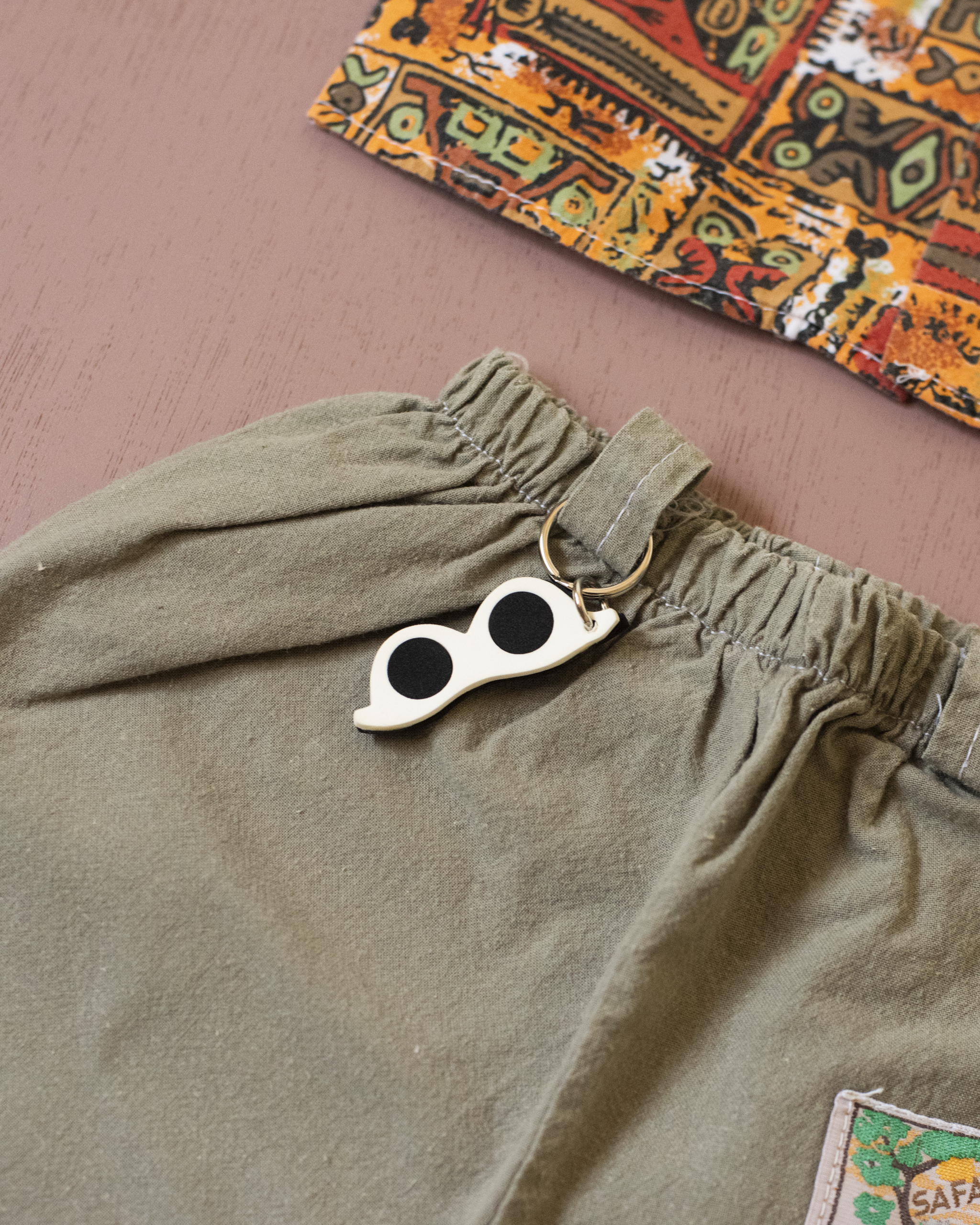 סט צבעוני מהאייטיז עם משקפי שמש | 6-9 חודשים