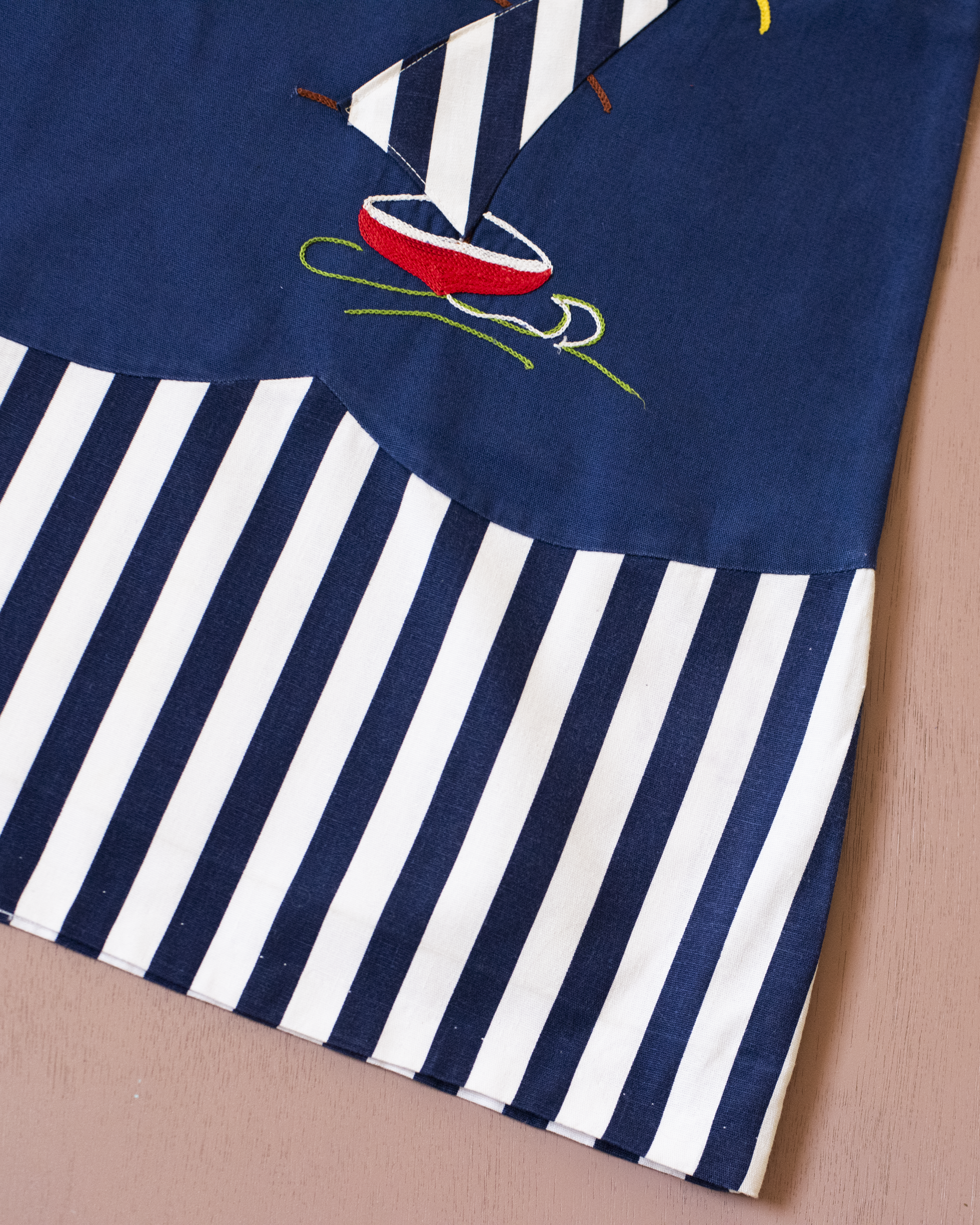 שמלה עם פסים וסירה רקומה | דד סטוק צרפתי מהסבנטיז | 4-5 שנים