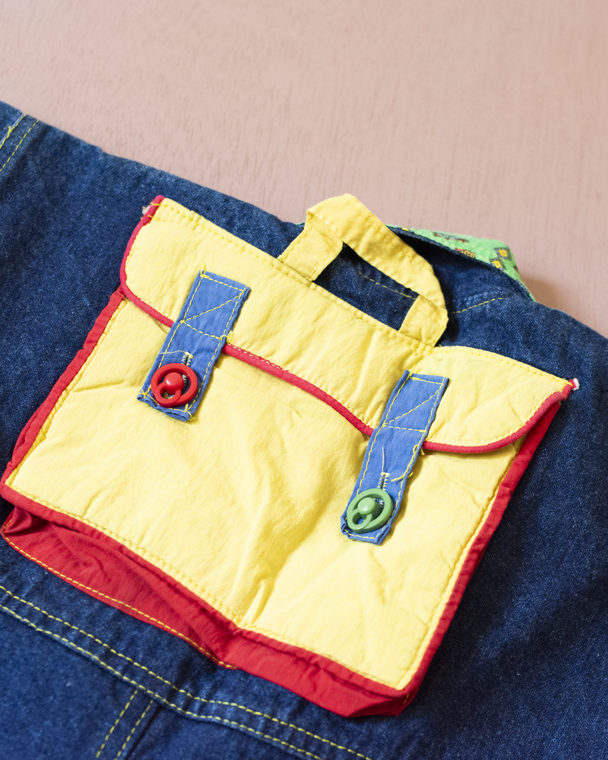 אוברול ג׳ינס מהאייטיז עם תיק בגב | 3-6 חודשים