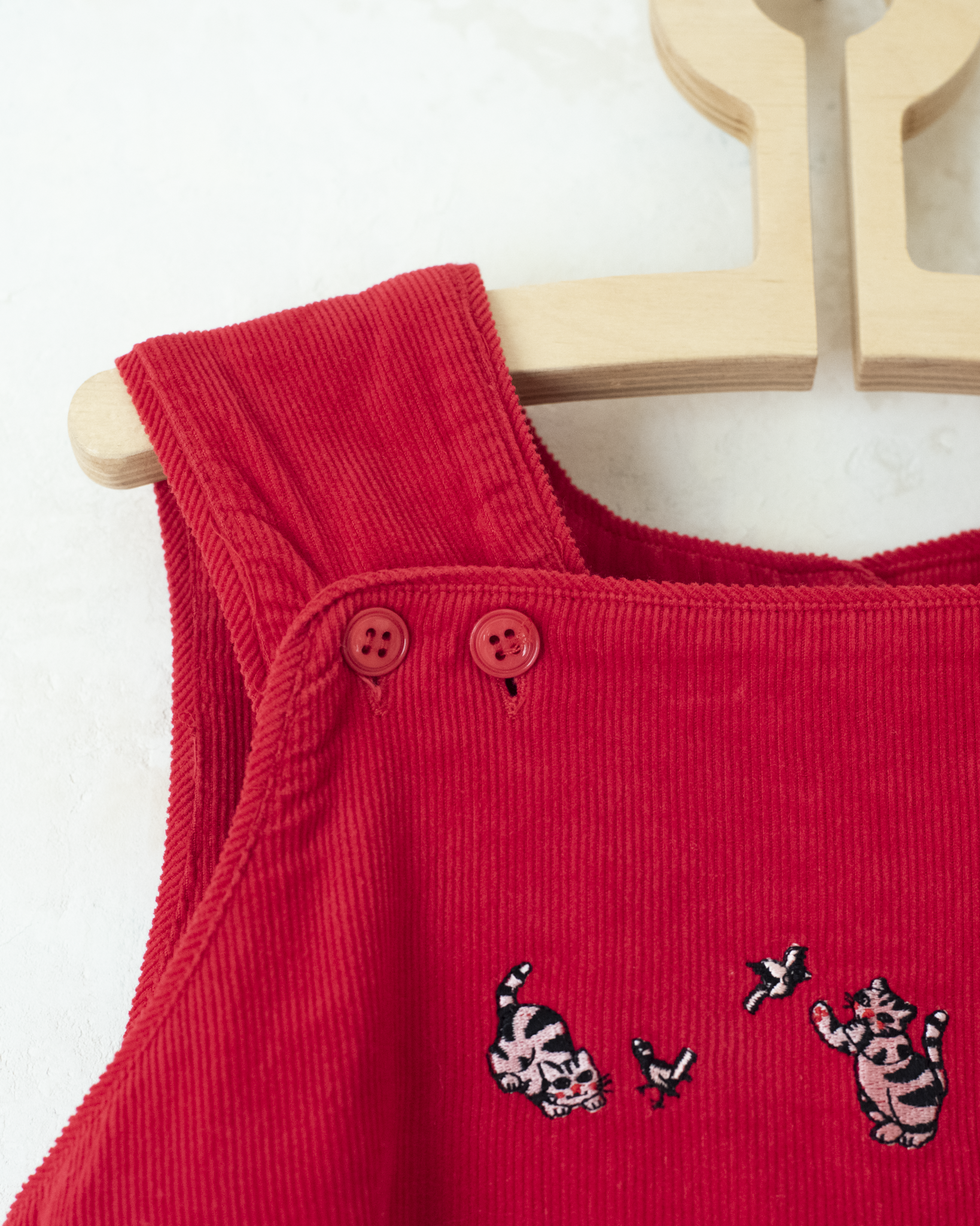 שמלת קורדרוי אדומה עם חתולים רקומים | 4-5 שנים