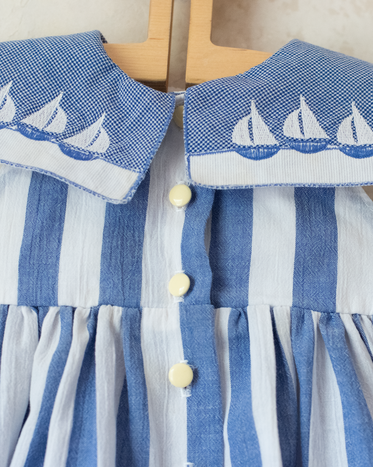 Striped jumpsuit with embroidered boats | 9-12 months