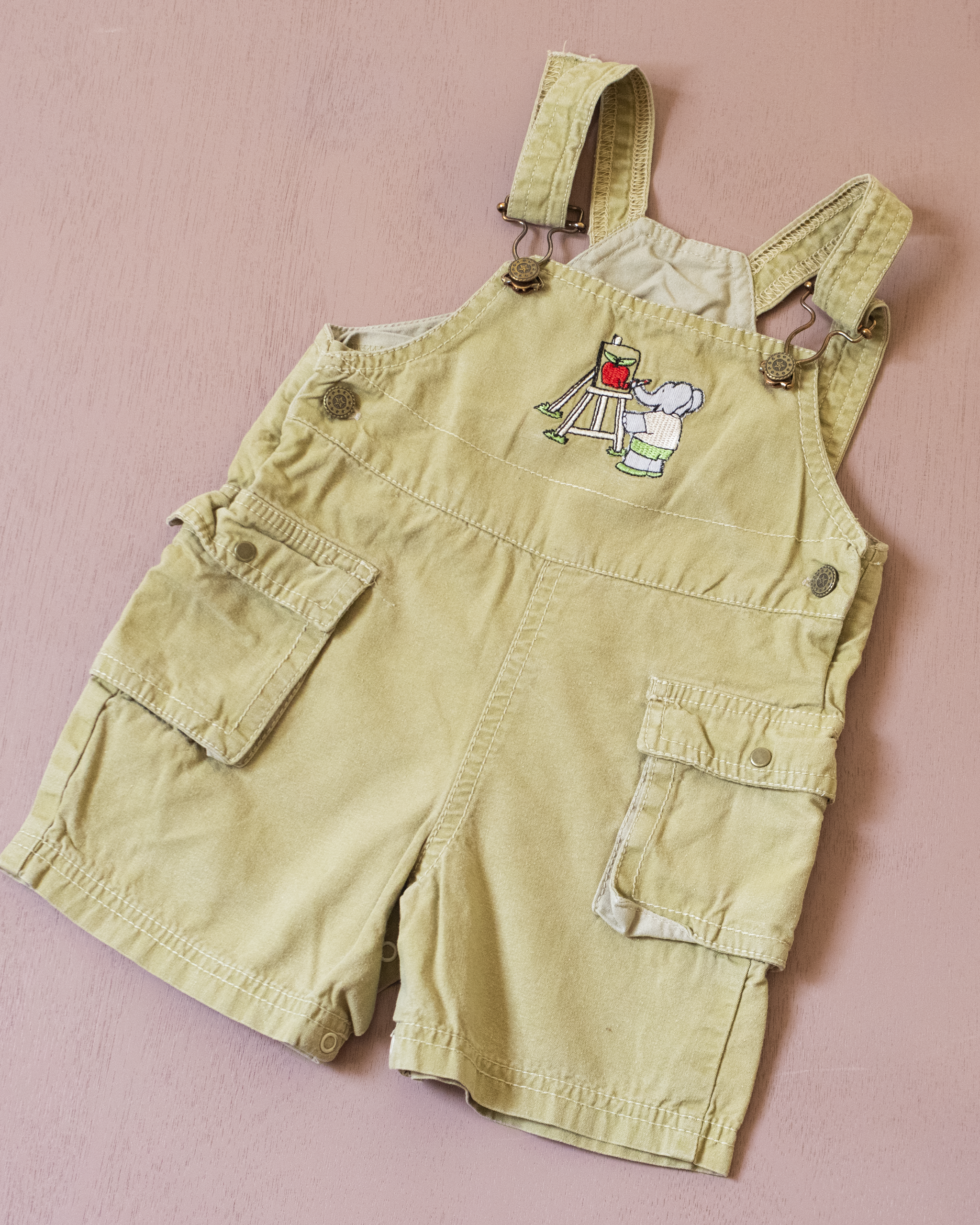 אוברול בצבע זית עם רקמה של המלך בבר | 12-18 חודשים