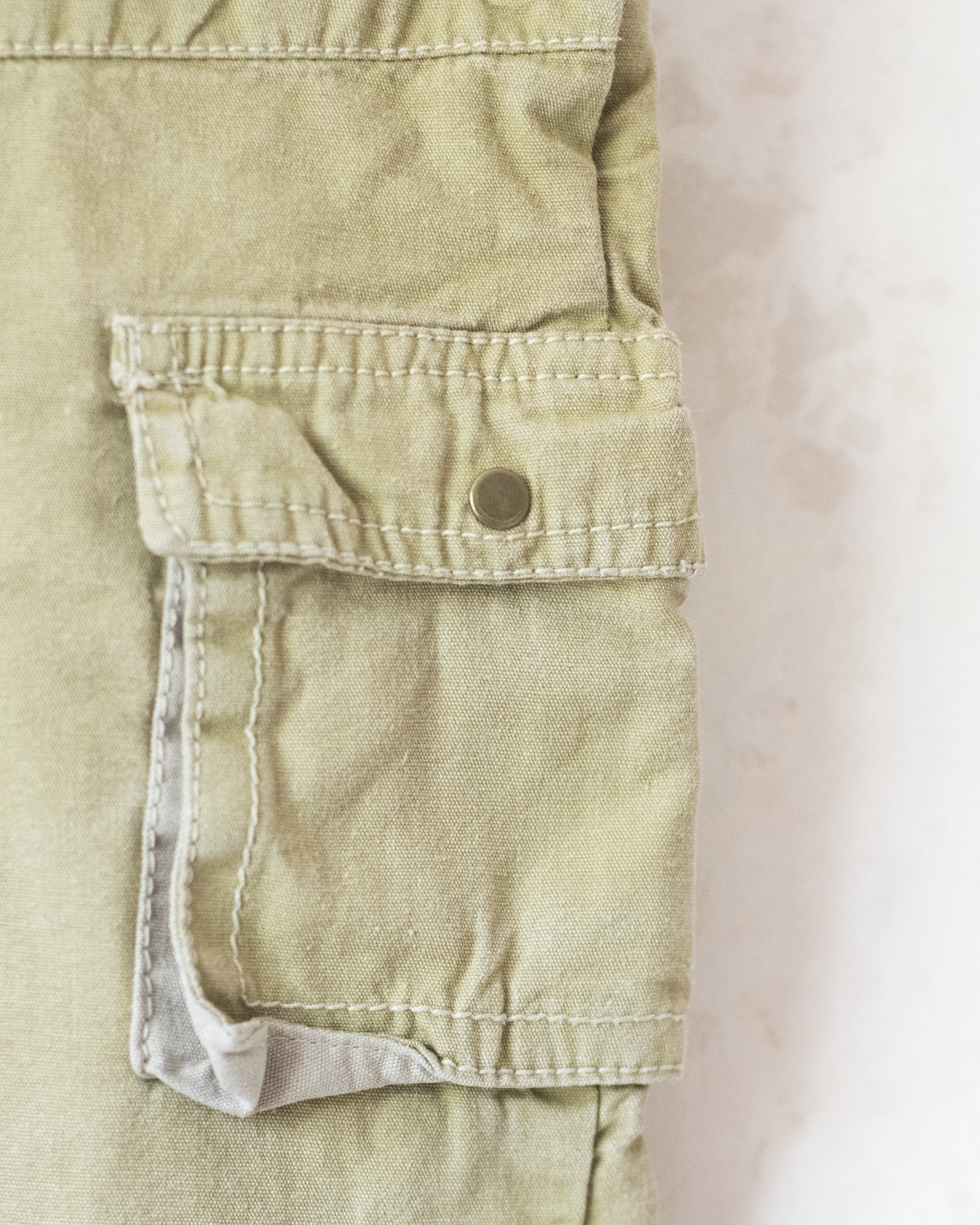 אוברול בצבע זית עם רקמה של המלך בבר | 12-18 חודשים