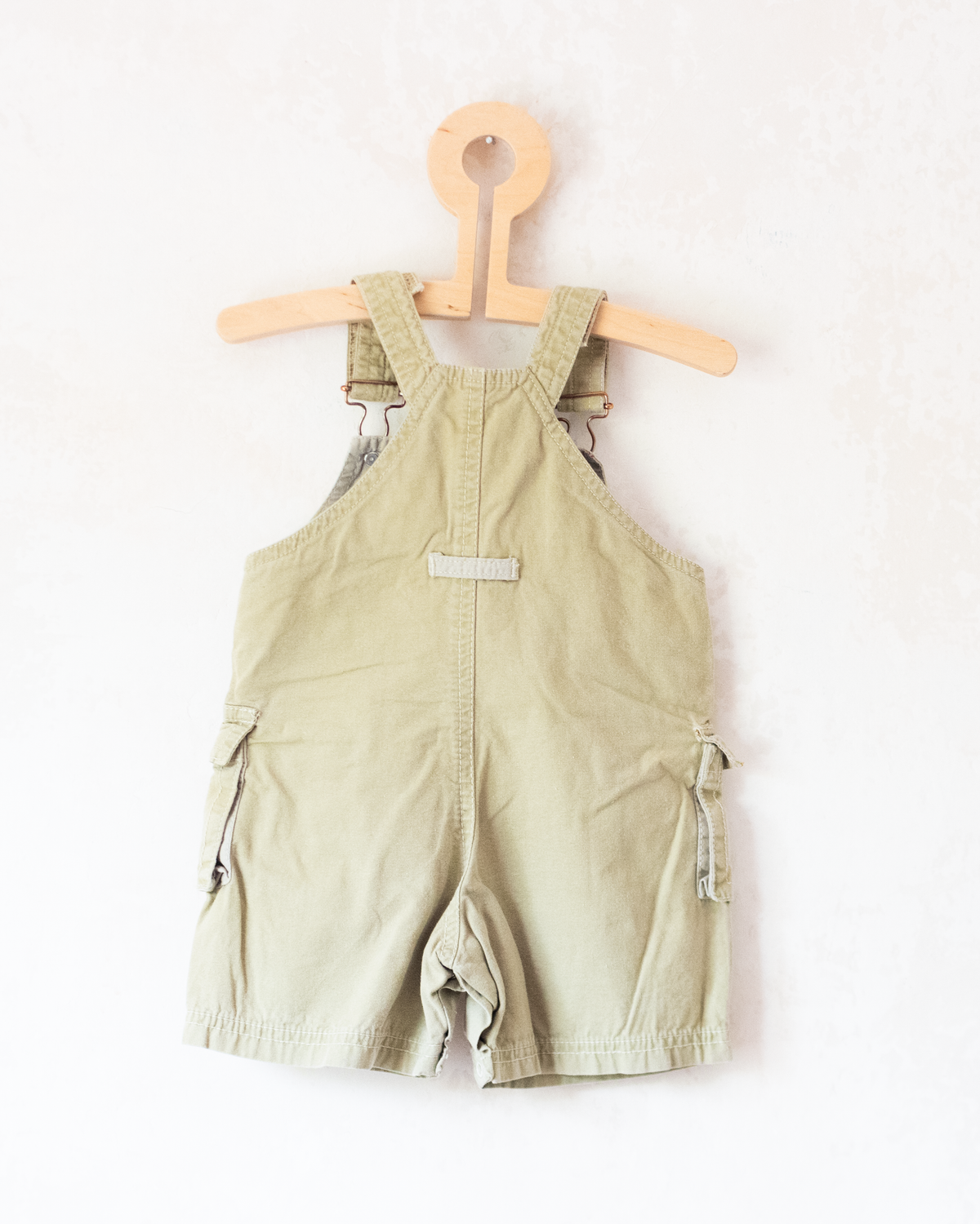 Olive-colored overalls with a Babar the King embroidery | 12-18 months